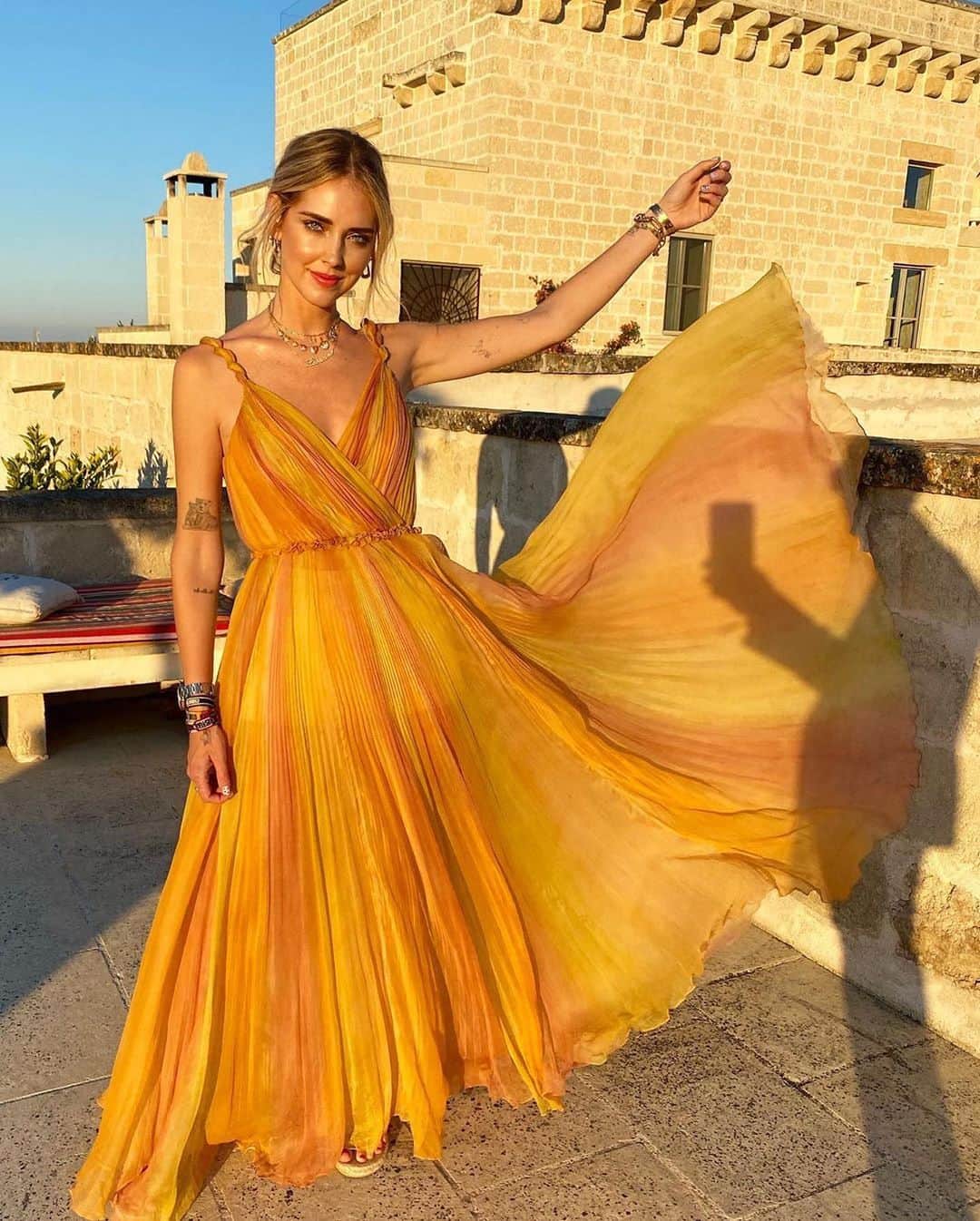 Blonde Saladさんのインスタグラム写真 - (Blonde SaladInstagram)「INTERRUPTING YOUR FEED TO GIVE YOU SOME MAGIC💛 Our stunning muse wearing @dior yesterday in Lecce for an amazing Dior Cruise 2021🌅 @chiaraferragni #theblondesalad #chiaraferragni #dior #lecce #diorcruise2021」7月23日 19時10分 - theblondesalad