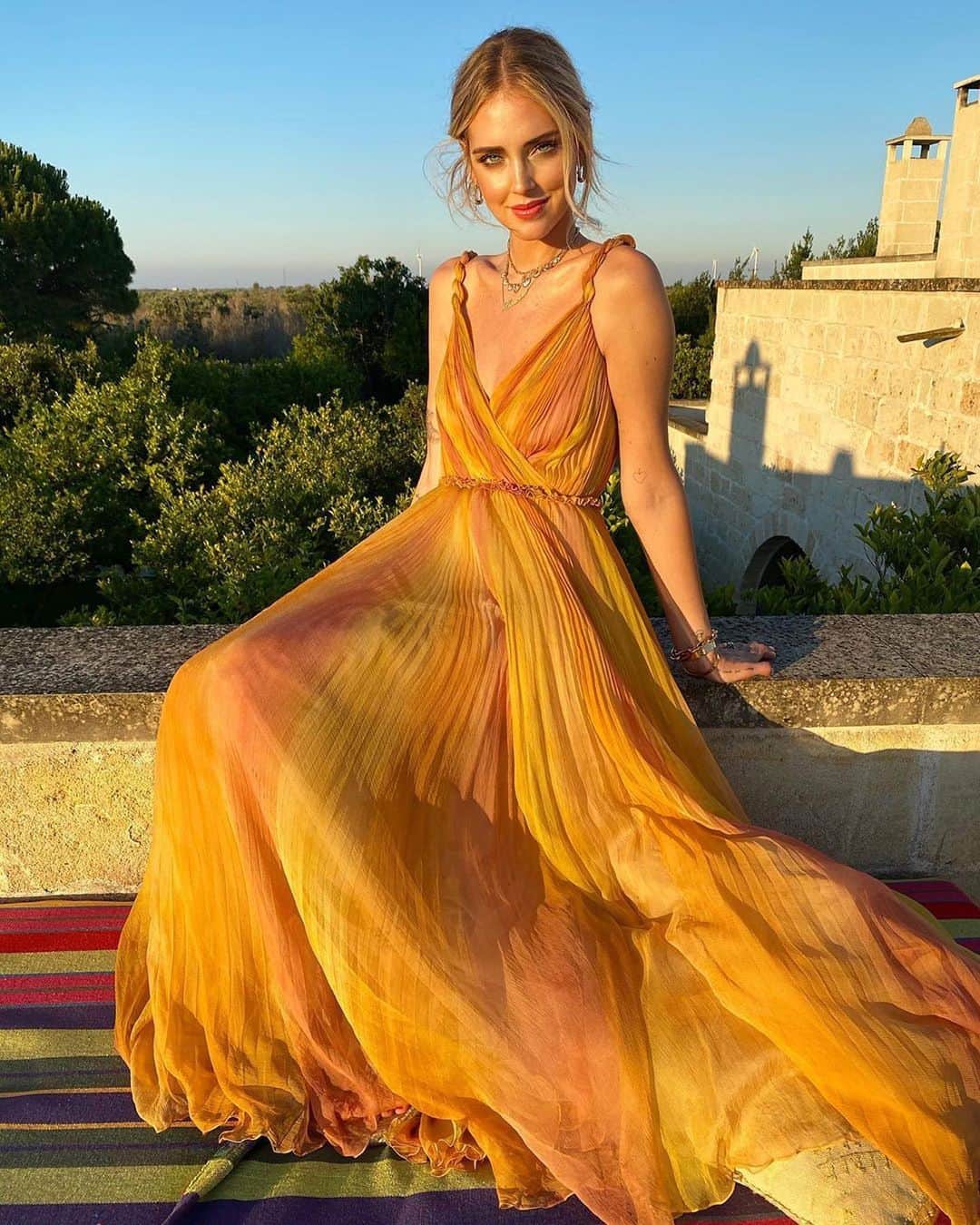 Blonde Saladさんのインスタグラム写真 - (Blonde SaladInstagram)「INTERRUPTING YOUR FEED TO GIVE YOU SOME MAGIC💛 Our stunning muse wearing @dior yesterday in Lecce for an amazing Dior Cruise 2021🌅 @chiaraferragni #theblondesalad #chiaraferragni #dior #lecce #diorcruise2021」7月23日 19時10分 - theblondesalad