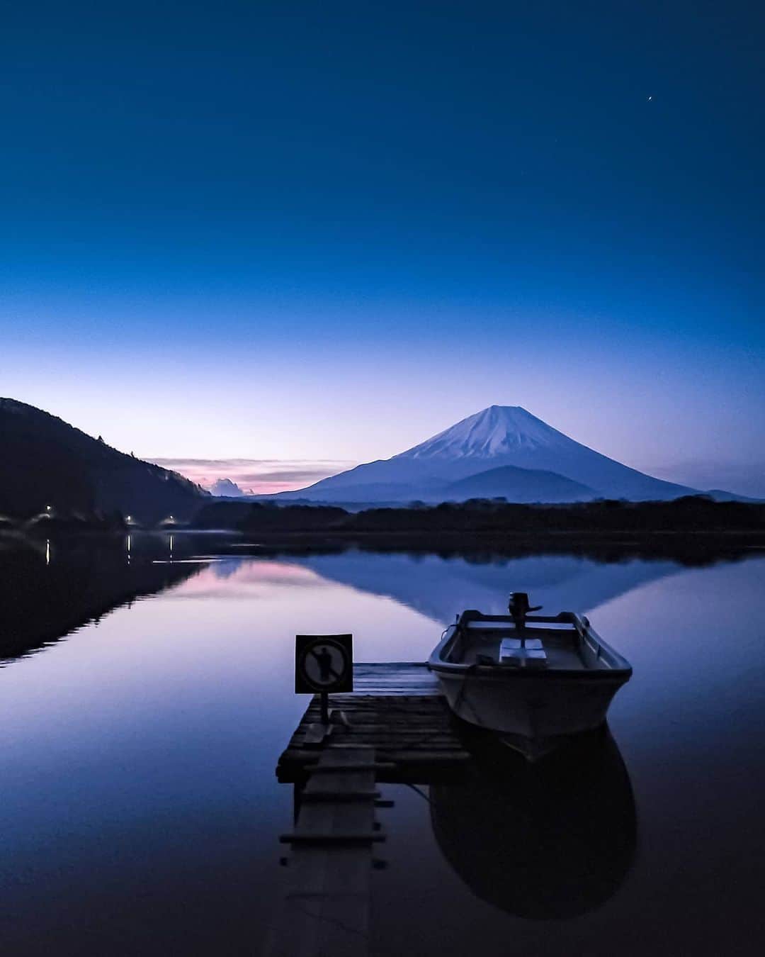6151のインスタグラム：「夜と朝を繋ぐ色｜@galaxymobilejp　  Galaxy S20で初夏の夜をテーマに 大好きな富士山を撮影。 薄暗い闇と静寂の中、 浮かび上がる輪郭が美しかった。  Next,Check this account  → @hiro_510  初夏の夜をテーマに同じくGalaxyアンバサダーのHiro Gotoさんも撮影をしているので是非チェックしてね。  #Galaxyで撮る初夏の夜 #GalaxyS20 #Ambassador #withgalaxy #TeamGalaxy」