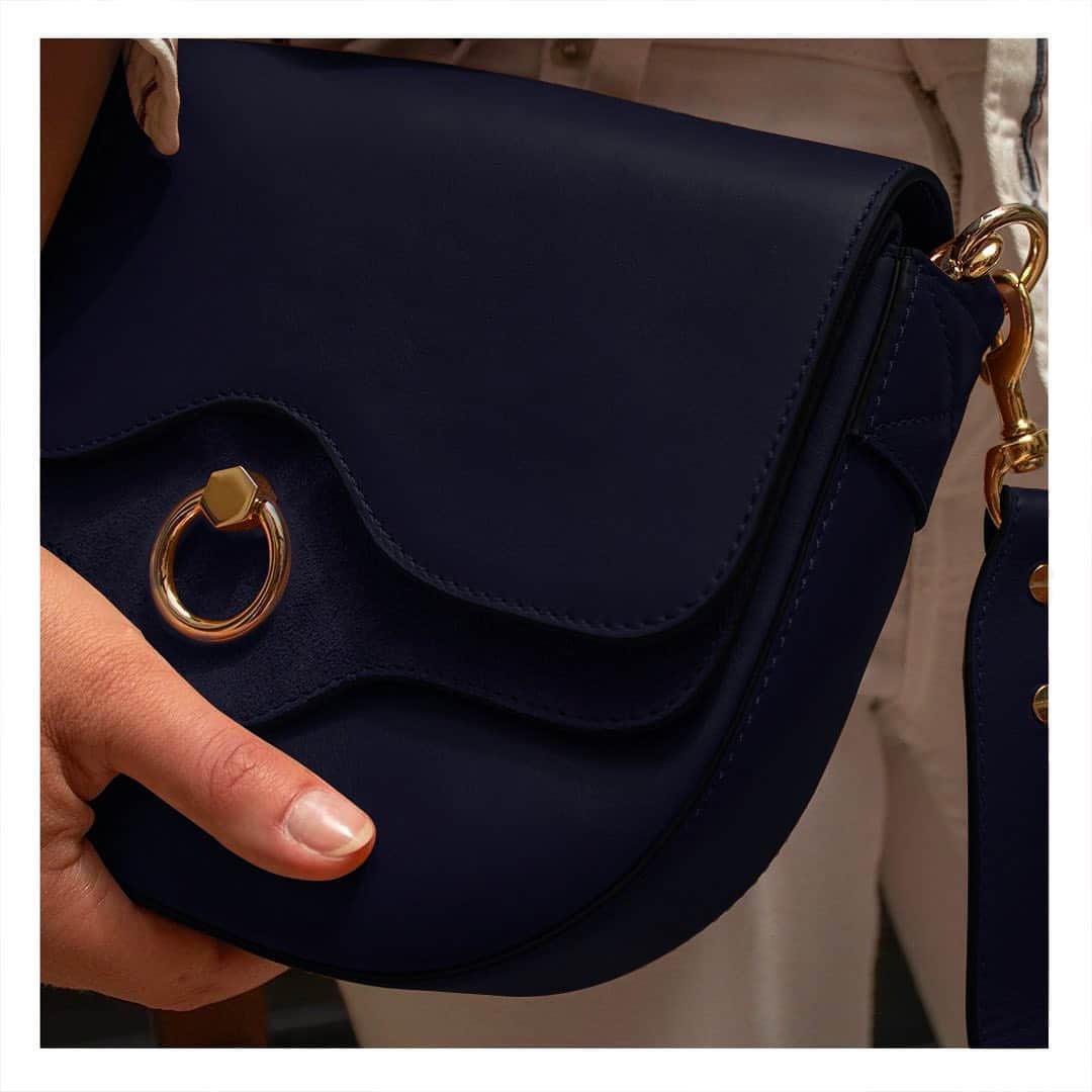 ティラマーチのインスタグラム：「Stay connected our new website is coming soon ✨ #TilaMarch #bags #essential」