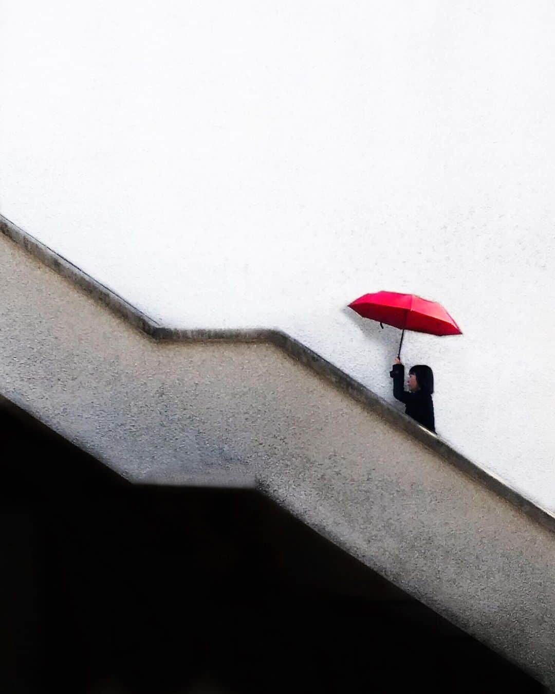 maco_kirahviのインスタグラム：「Peoplewalkingpastwalls🚶🏻‍♀️ ・  ・ ・ #peoplewalkingpastwalls  #ザ壁部 #stairwalkers  ・ ・ ・ Tokyo , 2019」