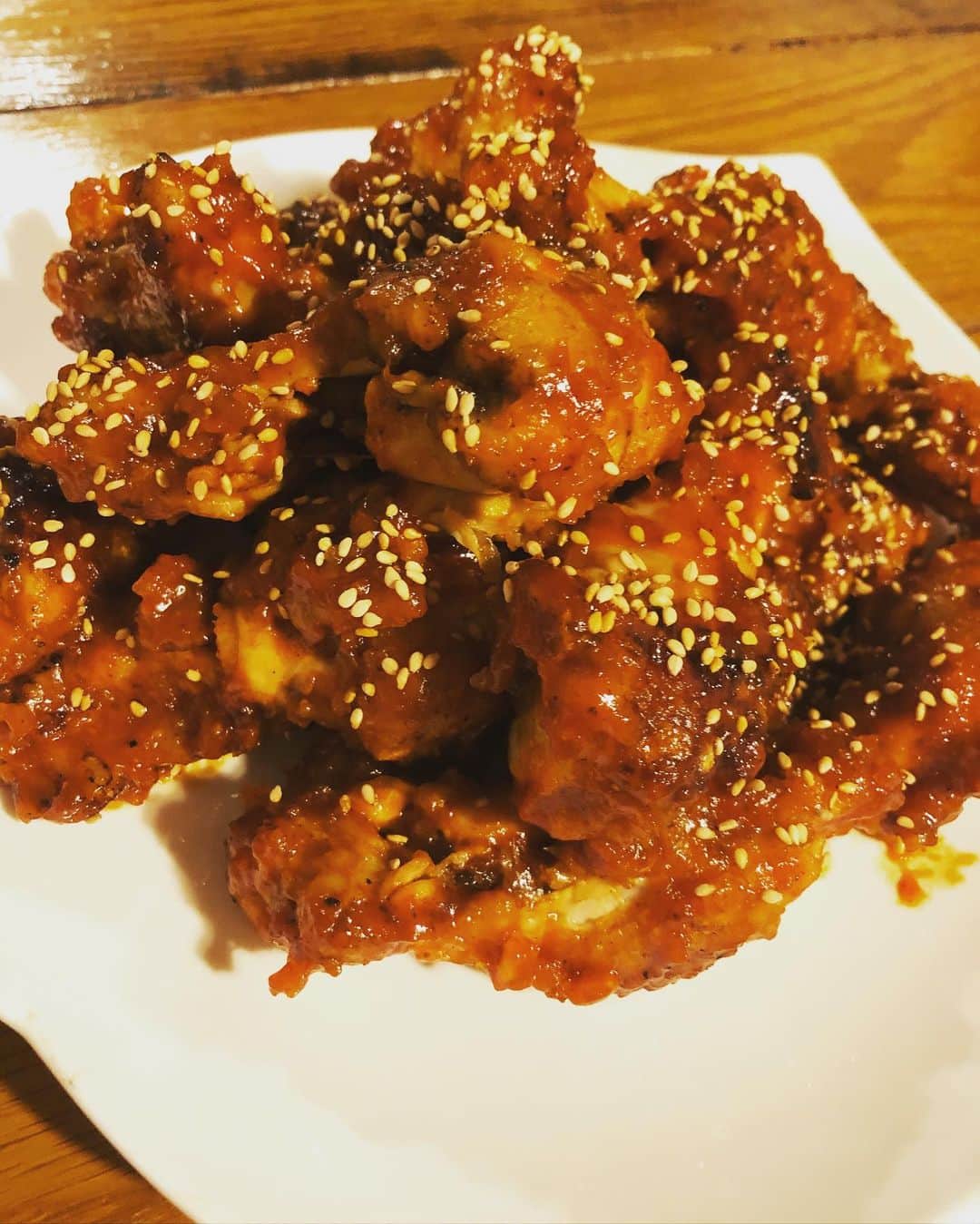 のインスタグラム：「『양념치킨』 揚げないヤンニョムチキン✨  簡単で最高じゃん👏✨ 甘めにして子供もペロリンよ😁  油も大量に使わなくていいし鶏肉に片栗粉、ヤンニョムソースも自分好みに作れるし☺️  フライドチキンはお店で食べて、家では簡単もどきで韓国旅行への欲求を抑えるw  週3くらいで食えるわ😁  あっ！ハニーマスタードをぶっかけろw  #양념치킨 #ヤンニョムチキン #揚げないヤンニョムチキン #韓国料理 #韓国料理レシピ  #韓国料理大好き  #韓国料理レシピ #鶏肉料理 #鶏肉レシピ #韓国料理好きな人と繋がりたい  #お家で韓国料理  #おうちごはん  #家で韓国料理 #韓国好きな人と繋がりたい  #韓国好きな人と仲良くなりたい  #簡単レシピ  #早く韓国行きたい」