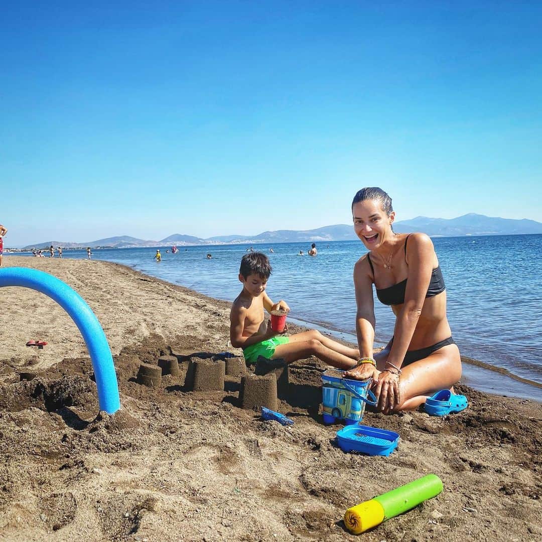 Sedef Avciさんのインスタグラム写真 - (Sedef AvciInstagram)「1 yaşımdaydım bu sahile geldiğimde.Bütün çocukluğum burada geçti.Her yaz okul kapandığında rüyalarıma girerdi.Annemlere yalvarırdım beni dedemlere hemen bırakın diye.Çocukluğumun en güzel günleriydi.Hala şükrediyorum o günleri yaşadığıma.Dün Can ‘da aynı benim gibi mutluydu o kumsalda.Ben de O’nunla çocukluğuma döndüm.Binlerce şükür o güzel günlere🌈」7月23日 19時26分 - sedefavci_