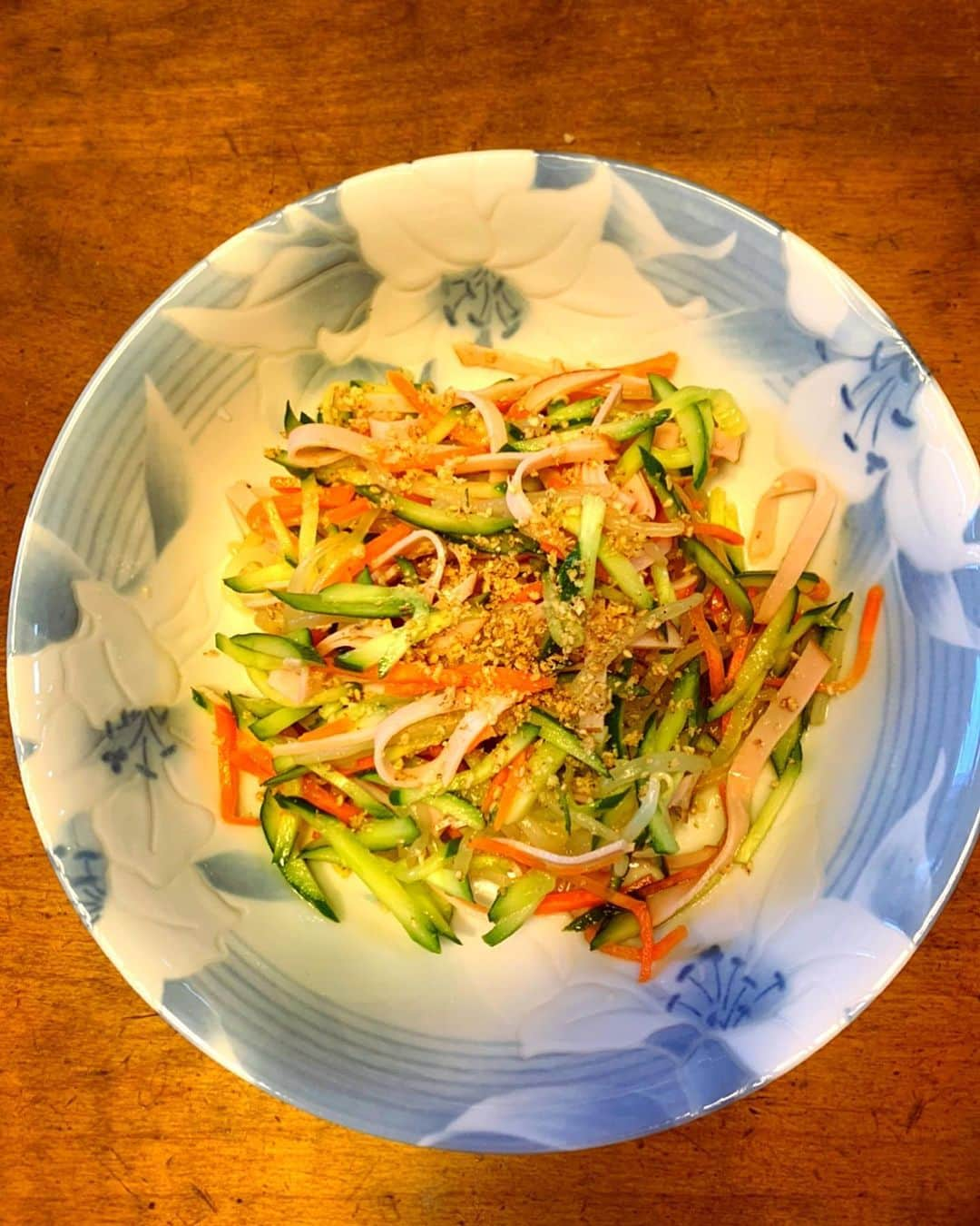 土井千春さんのインスタグラム写真 - (土井千春Instagram)「本日のサラダ🥗サッパリしたサラダが食べたくて、モヤシとキュウリとハムをお酢＋ラカント＋塩＋胡麻油で和えました😊作り置きのキャロットラペは追加で❤️  なるべく毎日サラダ🥗は一品につけます！  #ダイエットサラダ#サッパリサラダ#産後ダイエット」7月23日 19時19分 - chiharudoi