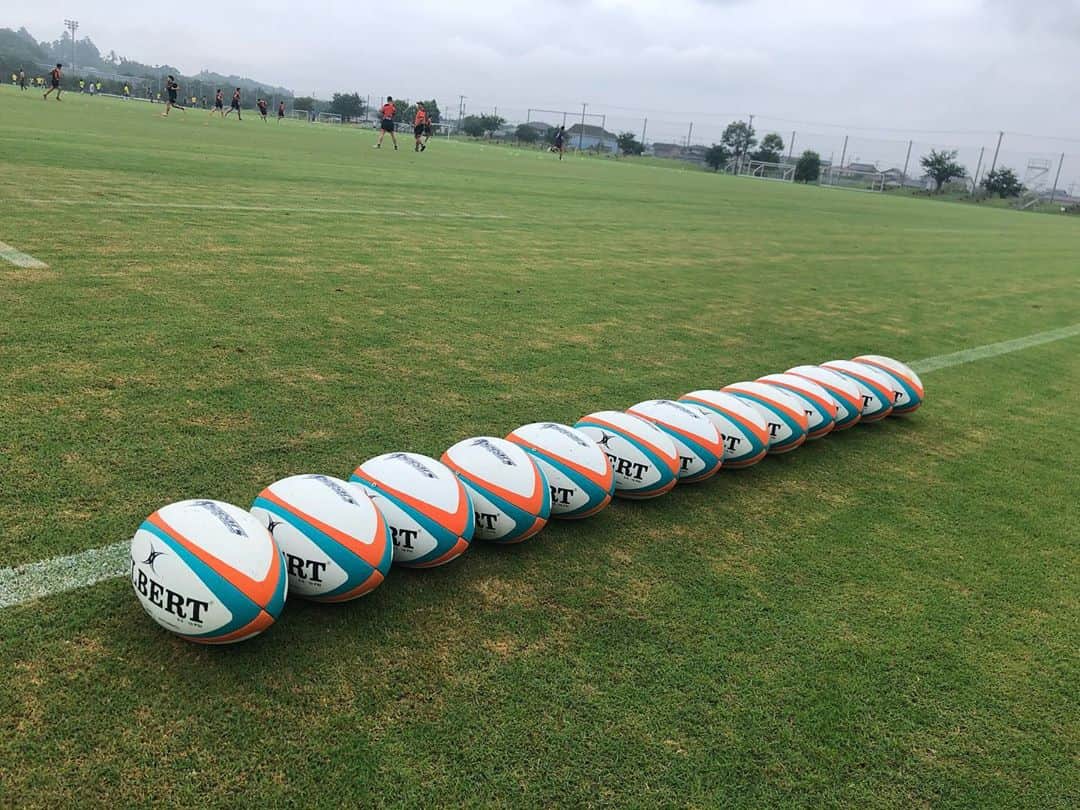 立川理道のインスタグラム：「①Team training Day2 ②ソーシャルディスタンスウォームアップ　 カメラ目線の左尻。鉄板。 @hiroaki_sugimoto_  ③今日はルーキーも一緒に。 @tomoki.10rug  ④try or touch？ @honeti_taumohaapai  @takuromero  ⑤Nice smile @gerhardvdh  ⑥誰か1番かな？ @poipoipopopoi  @kazuhiro_goya  @pouli.teaupa  ⑦スキルトレーニング 剛腕ラピースDF 軍曹スラッシー目線が怖い @slushi15  ⑧アゴ大介 @daisukemaru_31  ⑨バイクでも追い込み @konno_tatsuro  ⑩最年少ボーイ&才田君へらへらせんといて。 @helupride  @saisaisaisatoshi   #kubotaspears」