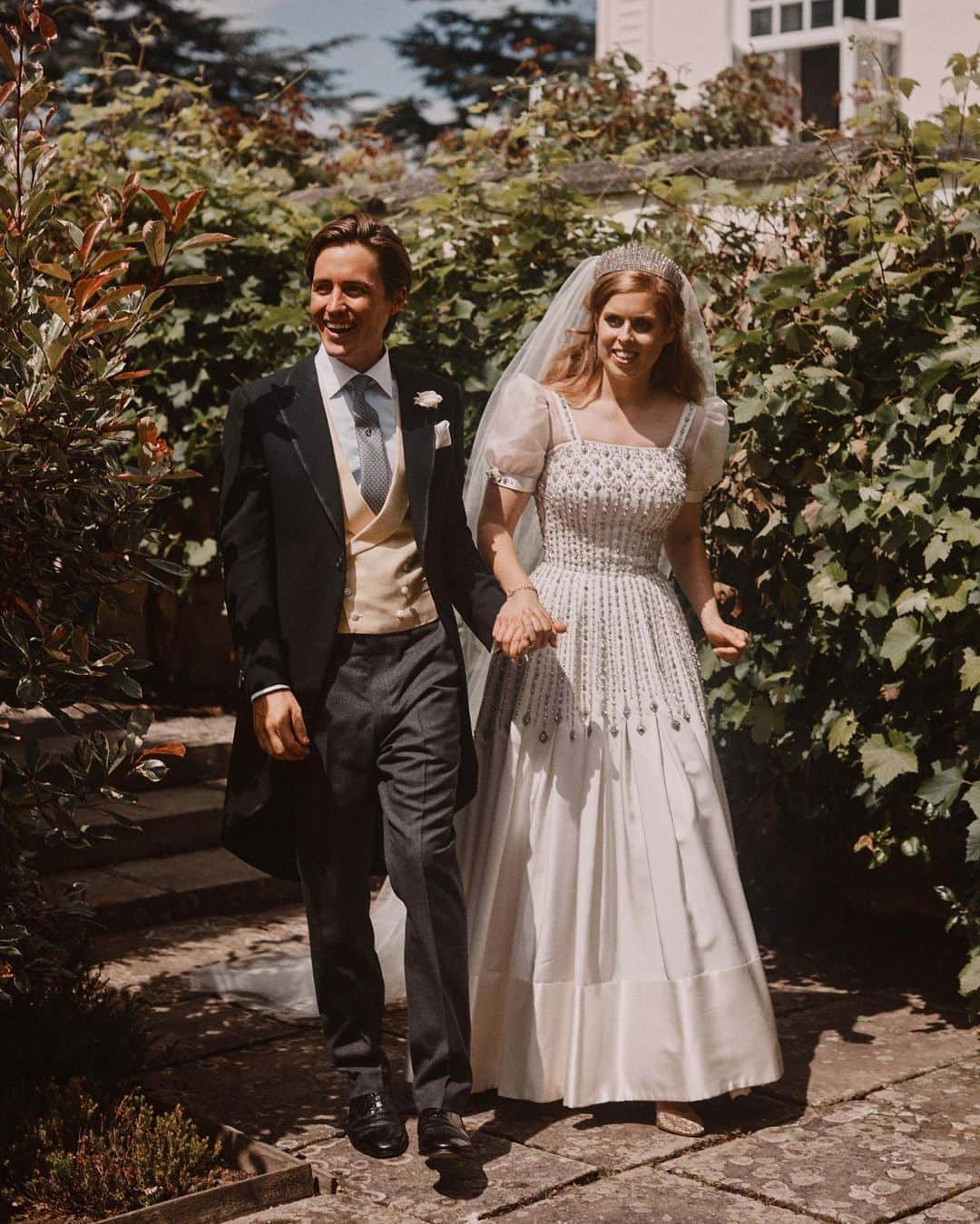 Vogue Australiaさんのインスタグラム写真 - (Vogue AustraliaInstagram)「#PrincessBeatrice is potentially now the most high-profile bride to opt for a pre-loved wedding gown (a 1960s #NormanHartnell dress belonging to #TheQueen, no less). But for the rest of us who don’t have a royal gown to borrow, vintage is still proving an increasingly popular choice—especially for eco-conscious brides. In the bio link, read #Vogue’s guide on how to source your own vintage dress for a more sustainable wedding day. 📷 @benjaminwheeler」7月23日 19時23分 - vogueaustralia