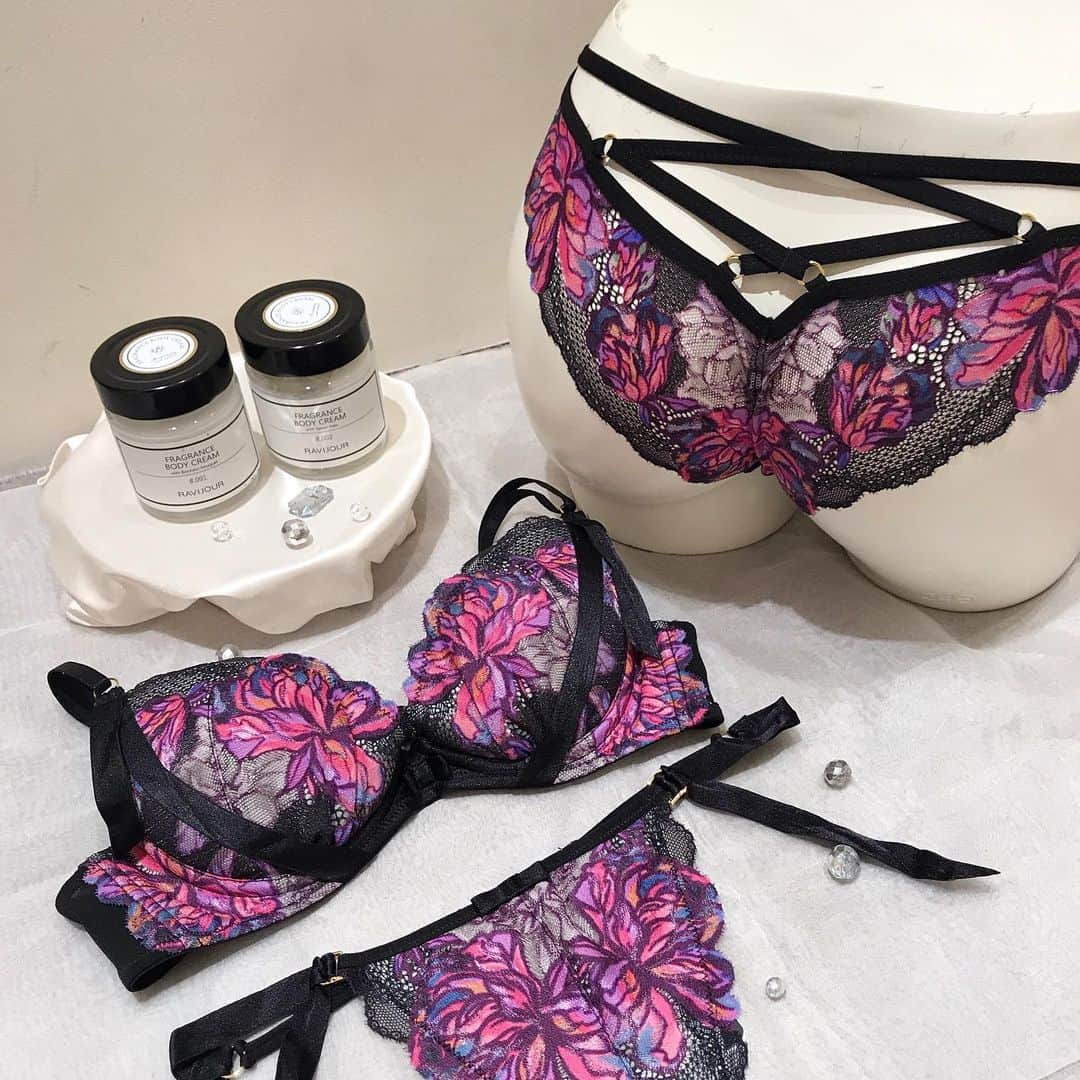 Ravijour札幌4丁目プラザ店のインスタグラム：「. #onsale  2020秋の新作🍁  ステンドグラスフラワー💜  . どのカラーを選んで頂いてもラヴィジュールならではの甘過ぎないモードなデザインに仕上げました💙  詳しくはTOPのURLからblogをご覧下さい☺️✨  . #ravijour #ラヴィジュール #ravijourstaff  #ravijoursapporo  #ravijouroffcial  #新作 #ランジェリー #pivot #ピヴォ」
