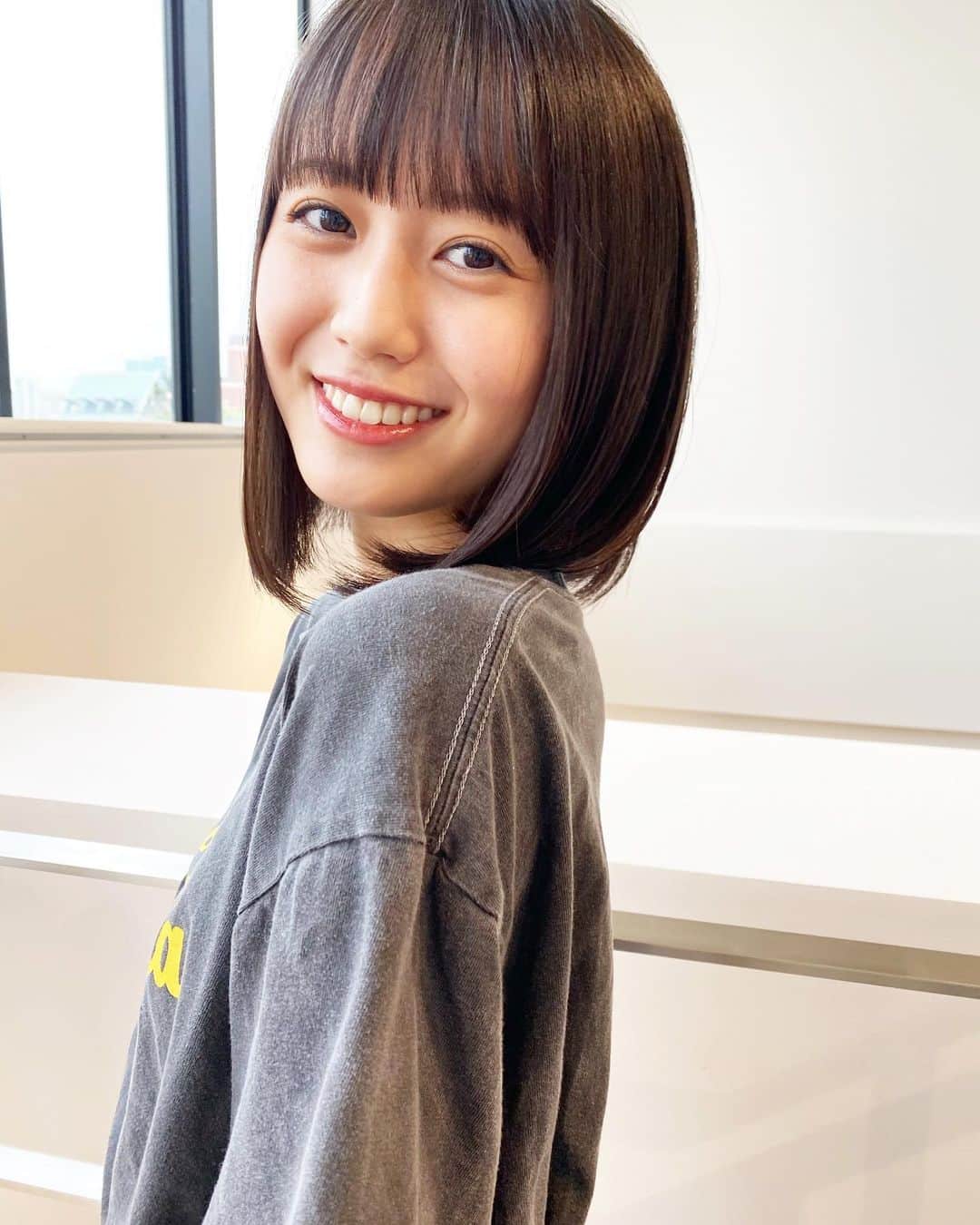 日野達也のインスタグラム：「#地毛風ストレート で @enomoto_yuina 艶々にメンテナンス🌿 . 乾かすだけでまとまり、女性の魅力が更に増す艶が地毛風ストレートだと出てくれる☺️ . 髪質、ダメージ、癖を細かく見定めて薬剤選定をさせて頂き、負担少なく長期間ストレートを楽しんで頂けるように細部にまでこだわります‼️ .  【ご新規様】 カット地毛風ストレート TOKIO Tr ¥24,000  カット地毛風ストレート＋カラー　TOKIO Tr ¥29,500 【顧客様】 カット地毛風ストレート ¥23,000 (トリートメント＋3,000)  カット地毛風ストレートカラー ¥27,000 (トリートメント＋¥3,000) .  皆様に妥協せず時間を割くために1日のご予約をmax6名に制限し、一人一人に"時間"を大切にゆとりある施術をしております。 . 極力通いやすく、感動をして頂くために尽力させて頂きます😌 . 【GO TODAY SHAiRE SALON 原宿本店】 東京都渋谷区神宮前1-14-34 FPG links HARAJUKU 7F  原宿駅目の前の個室サロンでフリーランスとして働いてます✂︎ 営業時間はなく、お客様の都合に合わせれる形で寄り添います👍  #日野ボブ #ボブ #地毛風ストレート #ウェーブパーマ #ショート #ショートボブ #切りっぱなしボブ #バッサリボブ #外ハネボブ #インナーカラー #ボブアレンジ #hair #make #外ハネ #ミディアム  #バッサリボブ #ウェーブボブ #パーマ #グレージュ#アッシュ #カラー  #bob」
