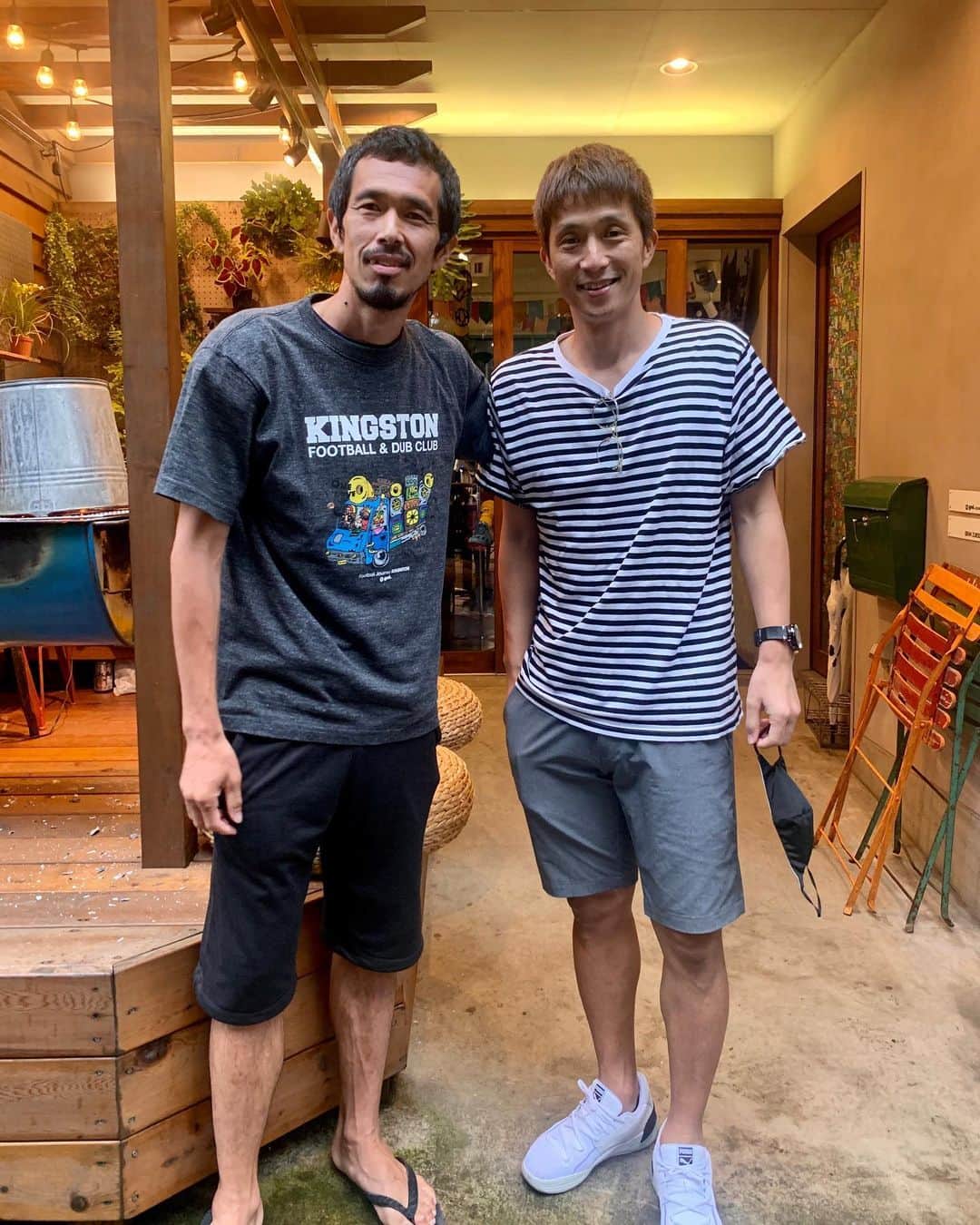 のインスタグラム：「. 同級生の久保竜彦⚽️ . 饒舌だったな〜🤣 やっぱ、ビーサンが似合う🤣🤣w . #久保竜彦 #ドラゴン #福西崇史 #76年組 #同級生 #おっさん2人 #ビーサン #饒舌ということは笑」