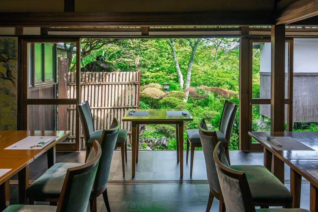 Relux | リラックスさんのインスタグラム写真 - (Relux | リラックスInstagram)「【半世紀守り続けてきた歴史と伝統を感じる】 . 📍強羅環翠楼 / 神奈川県  四季を楽しむように造られた14室の個性豊かな客室。 長い縁側や掘りごたつ、庭に面したガラス窓など、昔ながらの日本家屋の風情が広がります。  今もゆっくりとした時間が流れる場所で特別な時間を。 . #強羅環翠楼 #神奈川県 #強羅 #神奈川観光 # #箱根旅行 #強羅温泉 #箱根 #源泉掛け流し #近場旅行  #国内旅行 #週末旅 #週末旅行 #大人の休日 #記念日旅行 #誕生日旅行 #温泉旅行 #旅館 #温泉旅館 #ホテル #ラグジュアリーホテル #リゾート #リゾートホテル #旅スタグラム #旅行好きな人と繋がりたい #unknownjapan #japantravelphoto」7月23日 19時30分 - relux_jp