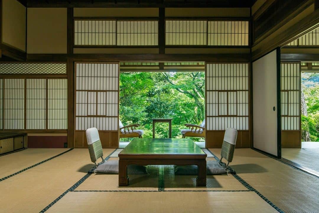Relux | リラックスさんのインスタグラム写真 - (Relux | リラックスInstagram)「【半世紀守り続けてきた歴史と伝統を感じる】 . 📍強羅環翠楼 / 神奈川県  四季を楽しむように造られた14室の個性豊かな客室。 長い縁側や掘りごたつ、庭に面したガラス窓など、昔ながらの日本家屋の風情が広がります。  今もゆっくりとした時間が流れる場所で特別な時間を。 . #強羅環翠楼 #神奈川県 #強羅 #神奈川観光 # #箱根旅行 #強羅温泉 #箱根 #源泉掛け流し #近場旅行  #国内旅行 #週末旅 #週末旅行 #大人の休日 #記念日旅行 #誕生日旅行 #温泉旅行 #旅館 #温泉旅館 #ホテル #ラグジュアリーホテル #リゾート #リゾートホテル #旅スタグラム #旅行好きな人と繋がりたい #unknownjapan #japantravelphoto」7月23日 19時30分 - relux_jp