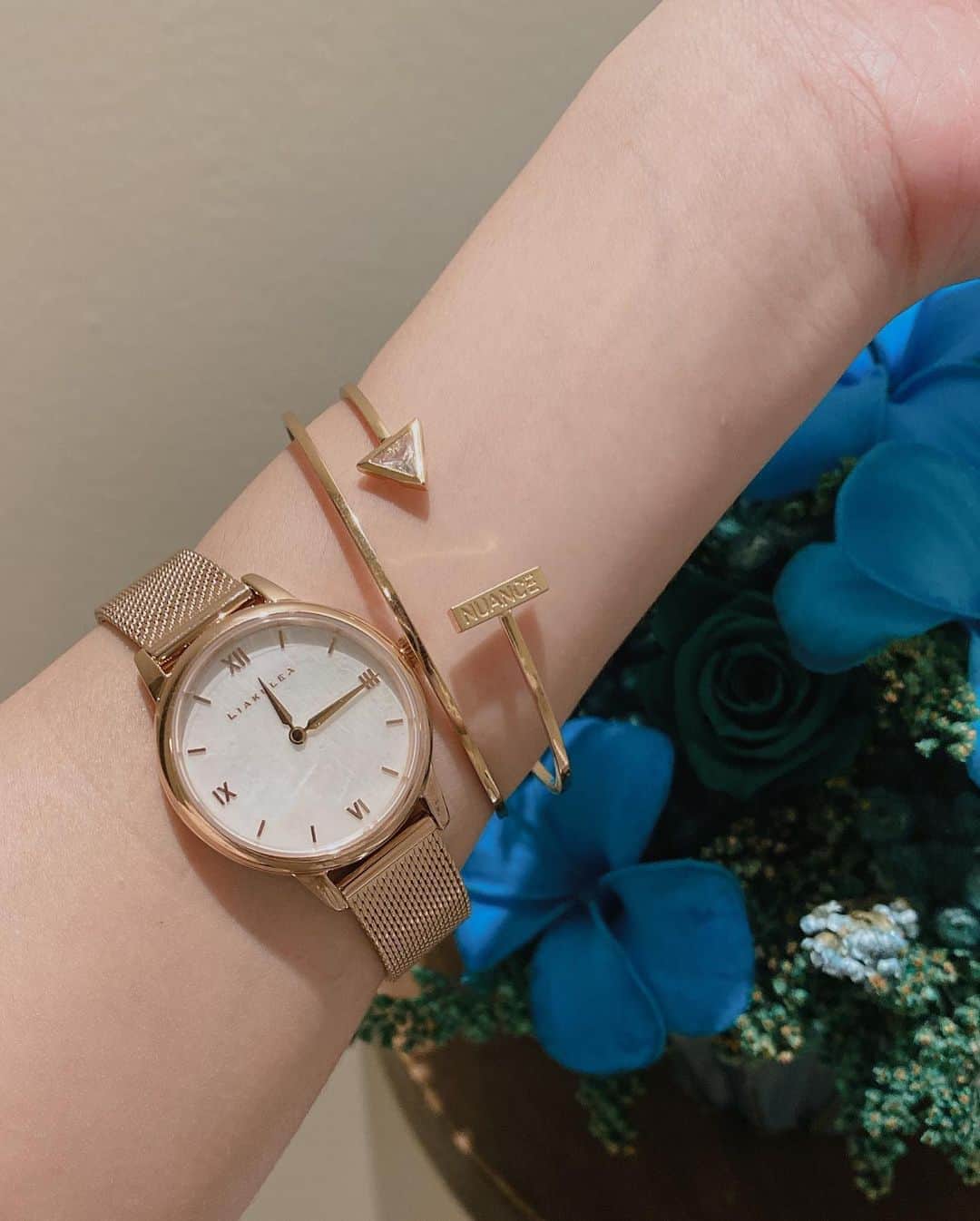ヴァネッサ・パンさんのインスタグラム写真 - (ヴァネッサ・パンInstagram)「生日那天收到廠商送的手錶，用夏威夷海洋貝殼作的。真有心🐚 誕生日プレゼントで頂いた腕時計がかわいい♡ ハワイの貝殻🐚で作られた素敵なデザイン🥰 @liakulea_japan  貝殻だからか、自然とゴールドの融合がとても華奢で好き✨そして珍しく姫様っぽいワンピース着ました👗 . . #liakulea #リアクレア #腕時計 #ハワイ #夏 #貝殻 #シェル #クーポンコード　#liakuleaクーポン 「kazumgp」の使用で10％OFF！」7月23日 19時30分 - kazuminoomi