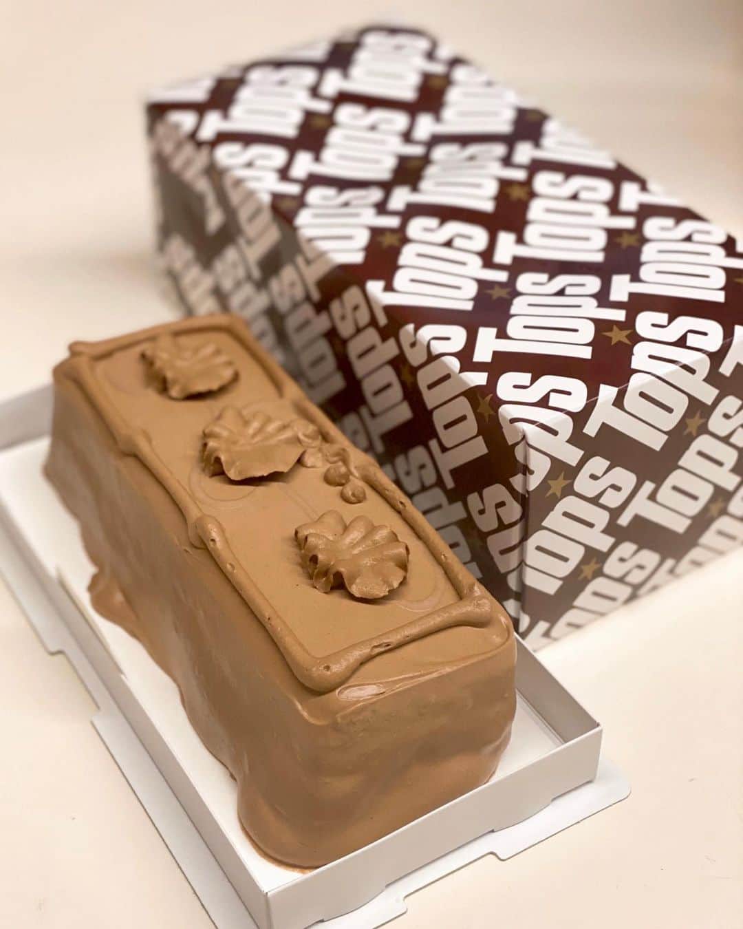 秋山具義さんのインスタグラム写真 - (秋山具義Instagram)「好物の『トップス』のチョコレートケーキ。﻿ ﻿ 昔、「ザ・ベストテン」で黒柳徹子さんがマッチかトシちゃんが好きなこのケーキを自宅で作れるレシピとして牛乳に浸した『マリービスケット』を生地にして『トップス』インスパイアを紹介していたのを思い出す。﻿ ﻿ #トップスケーキ #トップスチョコレートケーキ #具義スイーツ2020」7月23日 19時32分 - gugitter