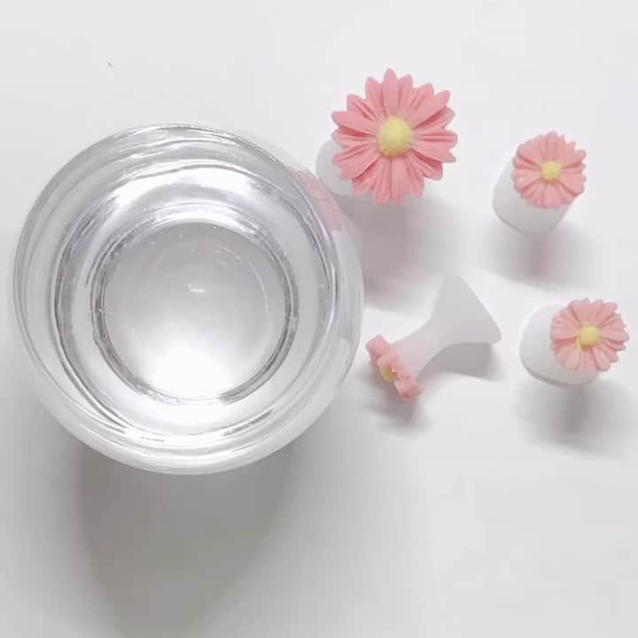 なかやまちえこのインスタグラム：「セパレーターはこんな感じで消毒してます😌🙏✨⠀ ⠀ ガラスの瓶に消毒液を入れて、しばらく漬けてます。⠀ ⠀ インスタライブの使用商材は2.3画像目を見てくださいね☺️💓⠀ ⠀ #セパレーター #footnails #フットネイル #ペディキュア #pedicure @pregelofficial @bettygel_official @kimagure_cat_whim @nail_premall @joyartofficial @candypocket_official @prexyofficial」
