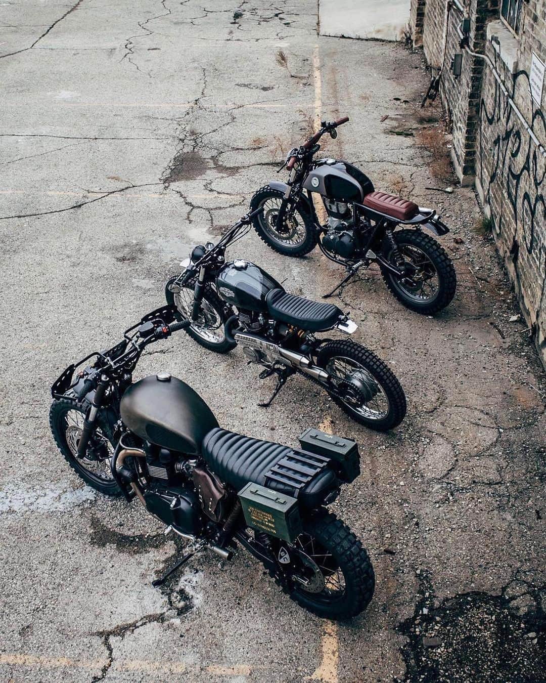 epidemic_motorsさんのインスタグラム写真 - (epidemic_motorsInstagram)「Scramblin time via @nostalgia_memoir . 🏍 @wilkinsonbros @analogmotorcycles @croig.co  Which bike do you like? Left to right 1-? 2-? 3-? ⬆️⬇️#StartYourEngines #motorcycle  #bike  #custom  #ride  #epidemicmotors #epidemic_motors #ride_like_hell  #instamoto #stocksucks #artist #builtnotbought  #miami #saint_motors #saintmotors #kustom  #kulture  #caferacer  #bratstyle  #musicians #texas #motos #filmmaker #filmmaking #movie #dj #producer #writer #art #カフェレーサー」7月19日 23時52分 - epidemic_motors