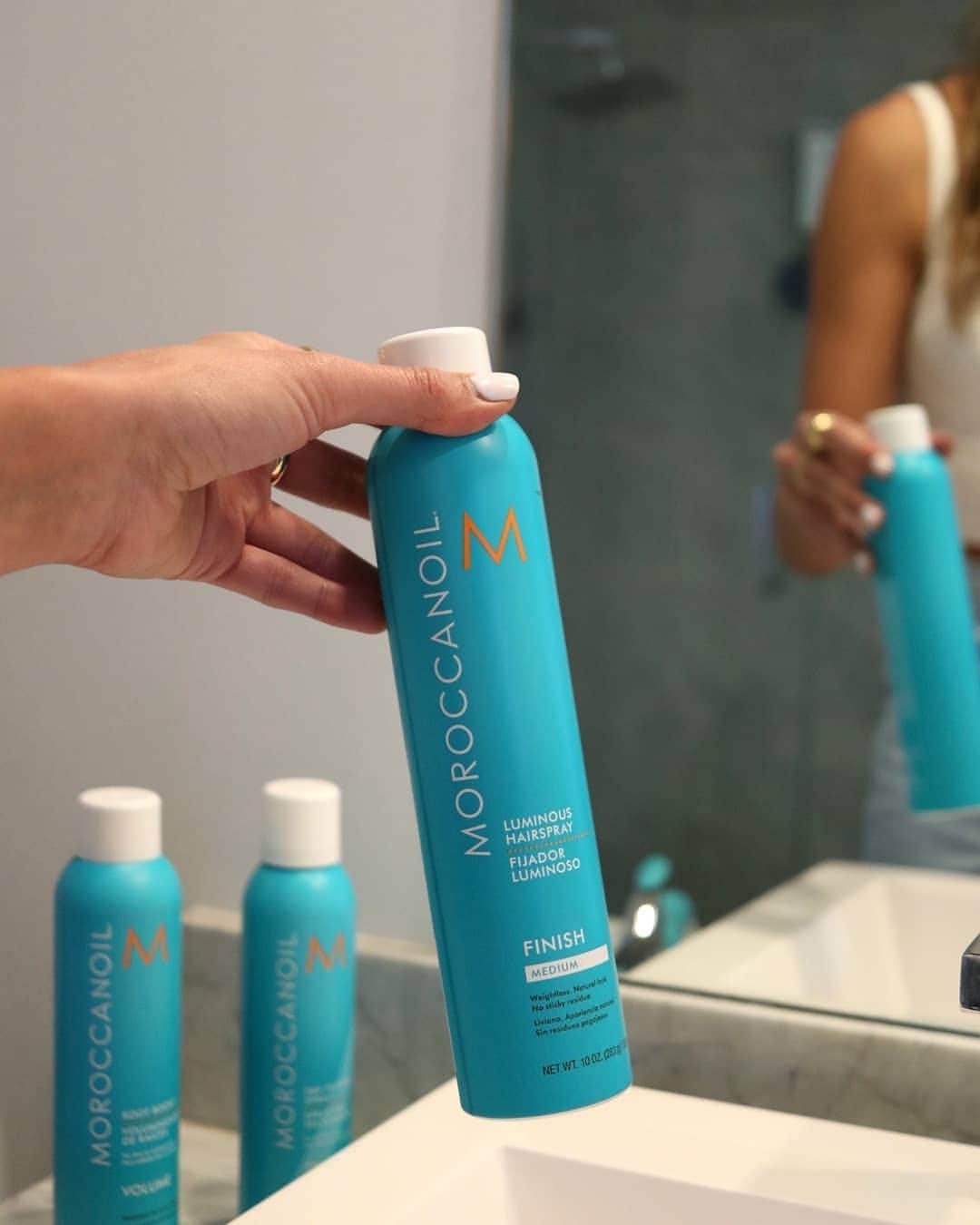 Moroccanoilさんのインスタグラム写真 - (MoroccanoilInstagram)「Hairspray that doesn’t leave your hair with that stiff, crunchy feeling? Yes, please. 👏 Luminous Hairspray Medium provides weightless, flexible hold—ideal for maintaining blowouts, soft waves, and easy updos. It also contains just a touch of argan oil for a finish that is soft and touchable (read: not sticky).  ⠀⠀⠀⠀⠀⠀⠀⠀⠀ #arganeveryday  📸: @rachelserrano」7月19日 23時56分 - moroccanoil