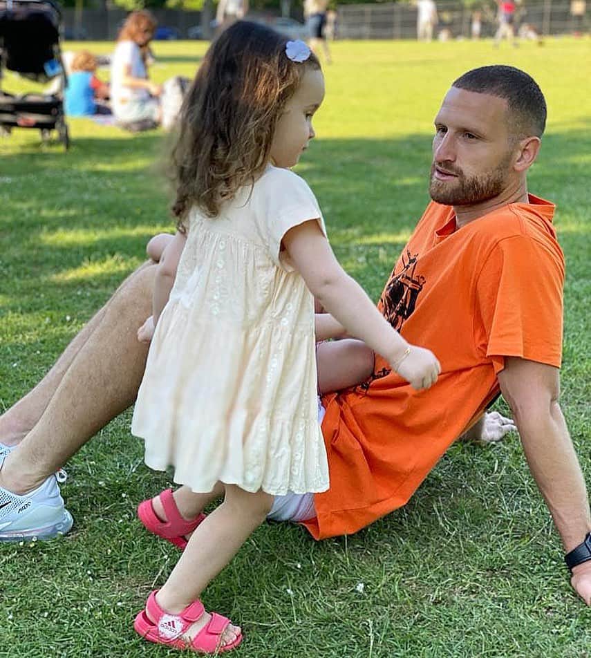 シュコドラン・ムスタフィのインスタグラム：「Even though I want you to always be my little girl, you are growing so fast. I adore your little smile and I love the way you make my heart melt every single day. You are only turning 3, you already speak 3 languages and deal with so many things as if you are already a big girl. Happy Birthday, my Princess 😍 Te dua Zemre Babit ❤️ #mashallah #birthdaygirl」