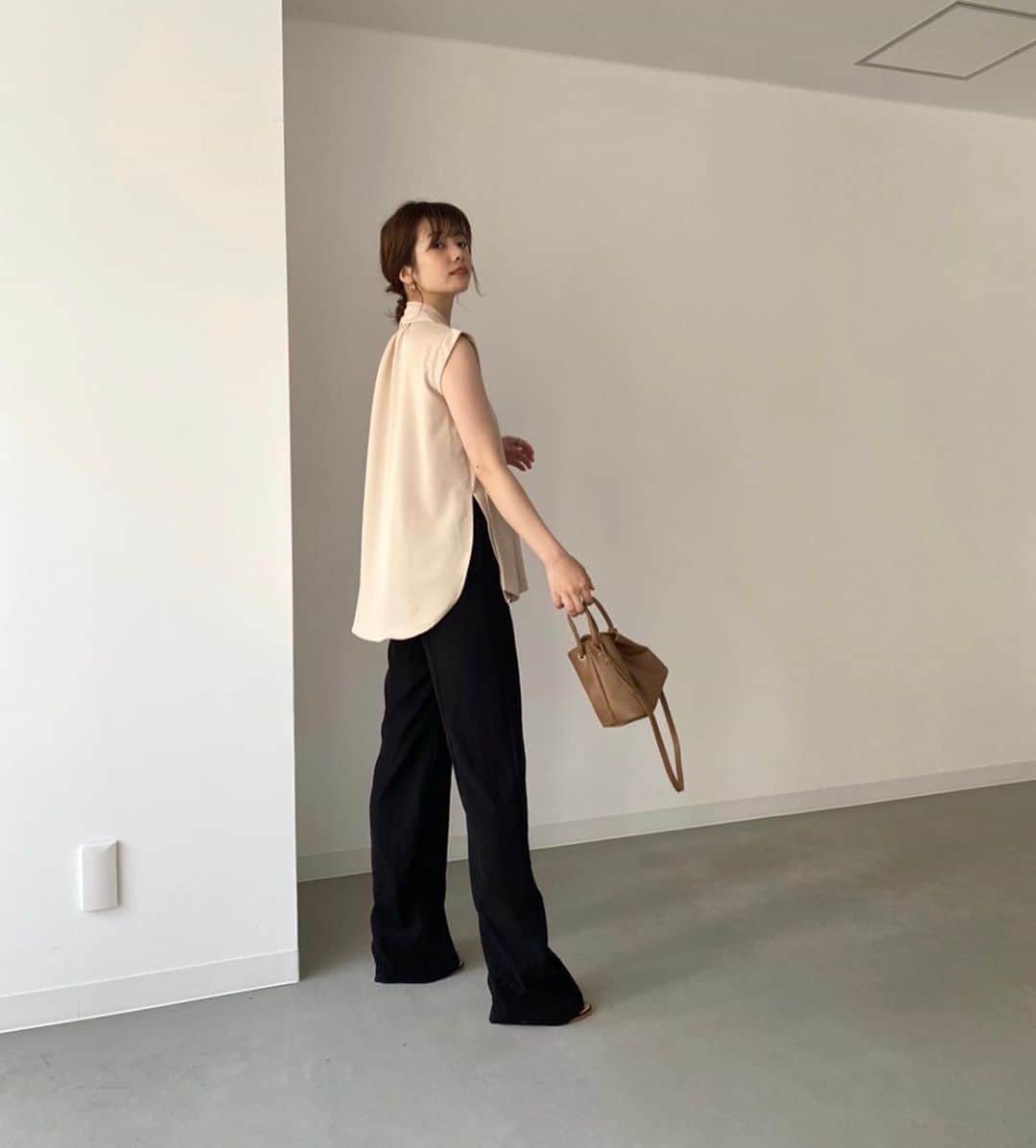 西谷菜々のインスタグラム：「. ちらっ👀🤍 @louren__official」