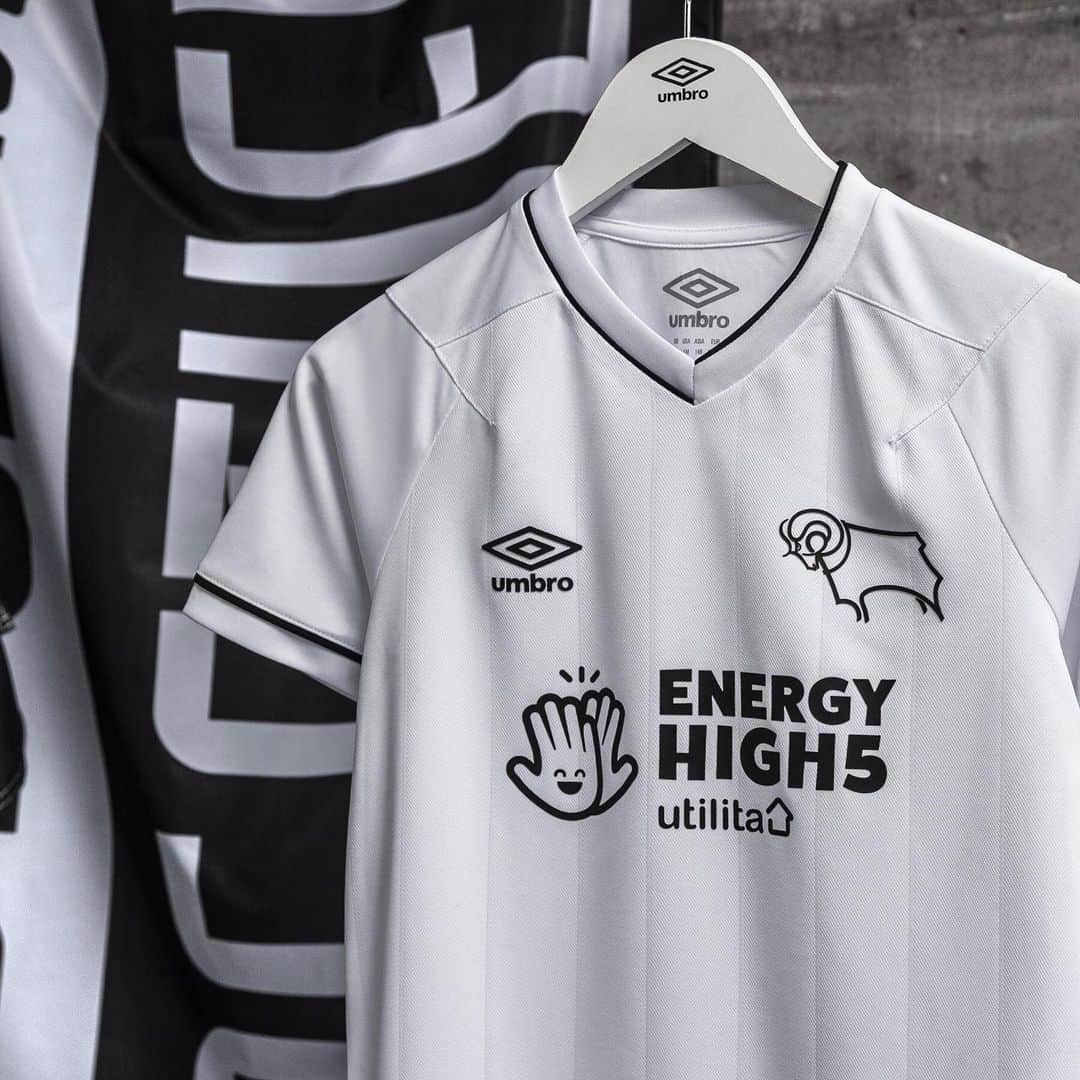 UMBROさんのインスタグラム写真 - (UMBROInstagram)「We stand together with @dcfcofficial 🐏  New 20/21 Home jersey!  Black and White together ⚫️⚪️」7月19日 22時32分 - umbro