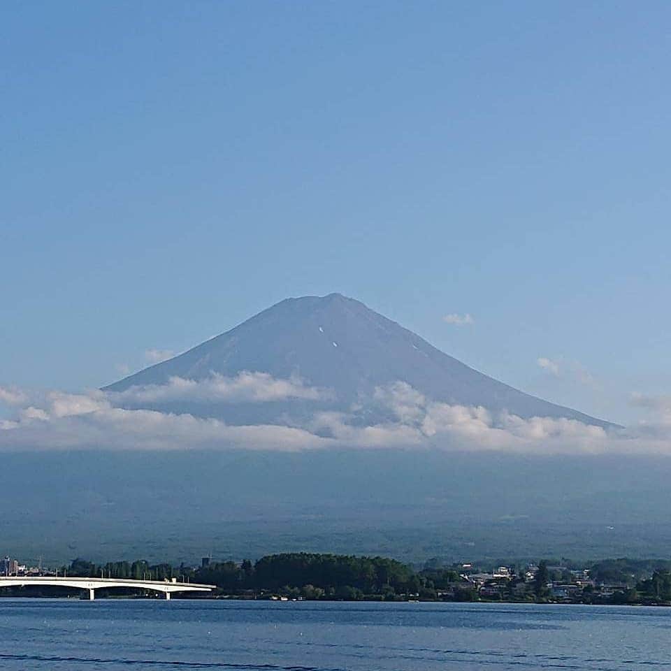 綾小路きみまろさんのインスタグラム写真 - (綾小路きみまろInstagram)「こんばんは。 綾小路きみまろです。  今日は河口湖め久しぶりの晴れ☀️ 富士山🗻と数日ぶりに会えました！ 嬉しかったです🎵😍🎵  梅雨明けが待ち遠しいですね。  #あらから40年 #エコバッグ 👜 #河口湖 #るりびょうたん で発売中😆🎵 沢山入るにゃ～🐈  #綾小路きみまろ #富士山 #きみまろ茶やからの富士山ビュー」7月19日 22時33分 - ayanokojikimimaro_official