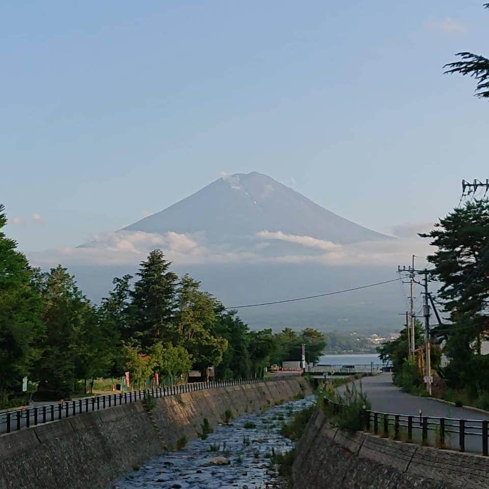 綾小路きみまろさんのインスタグラム写真 - (綾小路きみまろInstagram)「こんばんは。 綾小路きみまろです。  今日は河口湖め久しぶりの晴れ☀️ 富士山🗻と数日ぶりに会えました！ 嬉しかったです🎵😍🎵  梅雨明けが待ち遠しいですね。  #あらから40年 #エコバッグ 👜 #河口湖 #るりびょうたん で発売中😆🎵 沢山入るにゃ～🐈  #綾小路きみまろ #富士山 #きみまろ茶やからの富士山ビュー」7月19日 22時33分 - ayanokojikimimaro_official