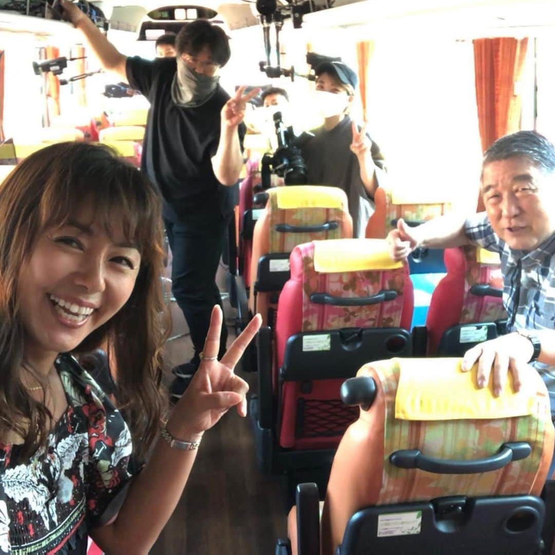 田中律子さんのインスタグラム写真 - (田中律子Instagram)「4カ月ぶりのバス旅🚌ロケ🙌  新型コロナウィルス感染拡大を防ぐために、バス旅🚌も、新しいスタイルで、試行錯誤しながら、スタッフが一生懸命考えて、撮影🤔もちろん、ソーシャルディスタンス🙆‍♀️バスも貸し切り🚌 やっと会えた徳さんと、スタッフのみんなと、エアーハグ💛💛 ホントに、この番組は家族みたいな安心感🤩 そして、改めてお仕事出来るありがたさ🙏感謝しかないです🙏  4カ月ぶりのロケ、ゲストもホントに最高な方でした🎤放送をお楽しみに💛もー、大ファンになっちゃった😍  明日 7/20 am5:30～6:00 FM yokohama 84.7 『YOKOHAMA LAGOON ～こころとカラダの免疫力アップ～』 朝早いですが、ラジオゲスト📻です。聞いてね🙏  #路線バスでより道の旅  #バス旅  #4カ月ぶり  #ロケ再開  #徳さん安定の爆睡  #久しぶりすぎて  #なんでもないようなことが幸せ  #ロードかw  #大好きなみんな」7月19日 22時33分 - ri2kotanaka
