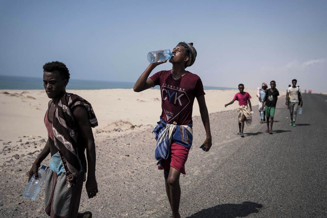 ルモンドさんのインスタグラム写真 - (ルモンドInstagram)「C’est une route de souffrance, de mort, d’espoirs trompés : elle rase le Bab Al-Mandab, la « porte des larmes » (ou des lamentations) dont le nom, figurativement, désigne l’entrée de la mer Rouge, entre l’Afrique et la péninsule Arabique.⁣ Les hommes et les femmes, souvent très jeunes, très pauvres, qui traversent ses milliers de kilomètres, appartiennent presque tous au groupe des Oromo, le plus important d’Ethiopie, dont ils constituent environ le tiers de la population (quelque 30 millions de personnes). De leurs campagnes, ils tentent de rejoindre les pays du Golfe dans l’espoir d’y trouver du travail. Pour cela, il faut passer à travers le Yémen, plongé dans la guerre civile depuis 2015.⁣ ⁣ Fin 2019, Charles Emptaz et Olivier Jobard ont sillonné la partie la plus dure de cette route. De cette traversée de l’enfer, les deux journalistes ont rapporté Yémen : à marche forcée, un documentaire d’une tristesse qui prend à la gorge. Lorsque ce travail a été réalisé, plus de 20 000 personnes passaient chaque mois, sans aide extérieure, sans organisations humanitaires ni témoins. Désormais, la « route de la mort » est coupée. Depuis l'épidémie de Covid-19, les passeurs yéménites ont cessé leur activité. Restent des milliers de ces voyageurs bloqués à Aden, les plus abandonnés des abandonnés.⁣ -⁣ 1 : Les migrants Oromo traversent la région de Galafi, à la frontière entre l’Ethiopie et Djibouti, une des régions les plus chaudes au monde.⁣ 2 : A Dikhil, ces migrants ont loué pour la nuit un enclos aux villageois. La route des Oromo fait vivre l'économie locale tout au long du parcours.⁣ 3 : Sur le boutre, en direction du Yémen.⁣ 4 : L’arrivée sur la côte yéménite.⁣ 5 : Sur la route de la côte Sud du Yémen. Les Oromo marchent 4 à 5 jours pour rallier Aden depuis leur point de débarquement.⁣ 6 : Affamés par les jours de marche qui séparent Ras el Arah d’Aden, les Oromo mendient des restes dans un restaurant de route.⁣ 7 : A Aden, pour les recalés de l'exil, il ne reste plus qu'a espérer trouver du travail, ou mendier, dans l’espoir de pouvoir un jour reprendre la route.⁣ -⁣ Photos : Olivier Jobard (@olivierjobardphoto) / MYOP (@agence_myop)」7月19日 22時33分 - lemondefr