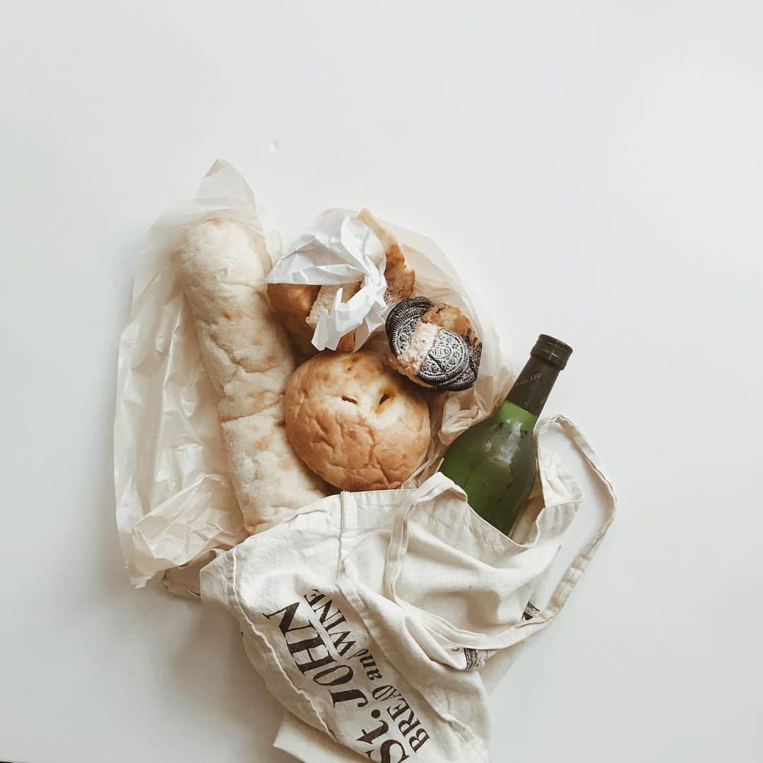 yuiのインスタグラム：「bread & wine . 色々あり、うちは結局完全ミルク育児になってしまったので🍼 迷いはあったけど、先日の特別な日についにお酒を解禁。約10ヶ月ぶりのお酒は本当に、心からおいしかった...🥺  もちろん飲みすぎは厳禁だけど、子育ての合間のちょっとした息抜きに、嗜みの時間を設けたいな🍷」
