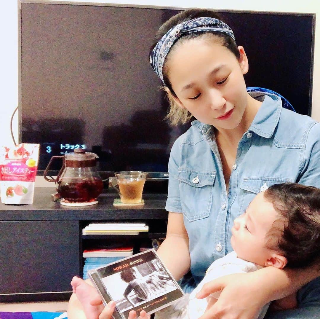 世手子さんのインスタグラム写真 - (世手子Instagram)「Are you watching? Sunday fascinated by Nora Jones✌︎('ω')✌︎ I want you to listen to the CD"PICK ME UP OFF THE FLOOR" She is really beautiful✨ @universal_international  @norahjones #ノラジョーンズ に癒された日曜日（＾ω＾） 我が子もすやすやー そういえば生後すぐに #norahjones 聴かせてたので心地よいのかね？w 2016年以来の彼女の #ベストアルバム #ピックミーアップオフザフロア はそんなに英語がわからなくても伝わる言葉が、沢山 わかりやすく余計な単語がないところが #イマジネーション を大いに広げてくれる(^_^*) @nittohblacktea.jp  #日東紅茶 の #水出しアイスティー 飲みながら心も身体も優雅に導いてくれる^_−☆ #紅茶 飲みながら #PICKMEUPOFTHEFLOOR 聴いて欲しい(^○^) わかりやすいメロディだけど #ジャズベース だから #前衛的 でかっこいい(#^.^#) #押し込めた気持ち を前に進めてくれる #希望の音楽 ٩( 'ω' )و しかも日本語の #和訳 付き ちょっと #運命的 なのが 昔イベントで酔っ払った勢いでお喋りさせていただいた #芥川賞作家 の @kawakami_mieko #川上未映子 氏だったから(覚えてくれてるかなぁwww ものすごく #ジェンダー を感じた･:*+.\(( °ω° ))/.:+ 自らの #女流 #思想 にビンビン響くw 我が子よ、いい男になれよ！  #無限アイスティー #ピーチティーローズヒップ #pr #女流画家 #女流作家  #女性シンガーソングライター  #feminist  #monipla #nittohtea_fan」7月19日 22時37分 - rojide