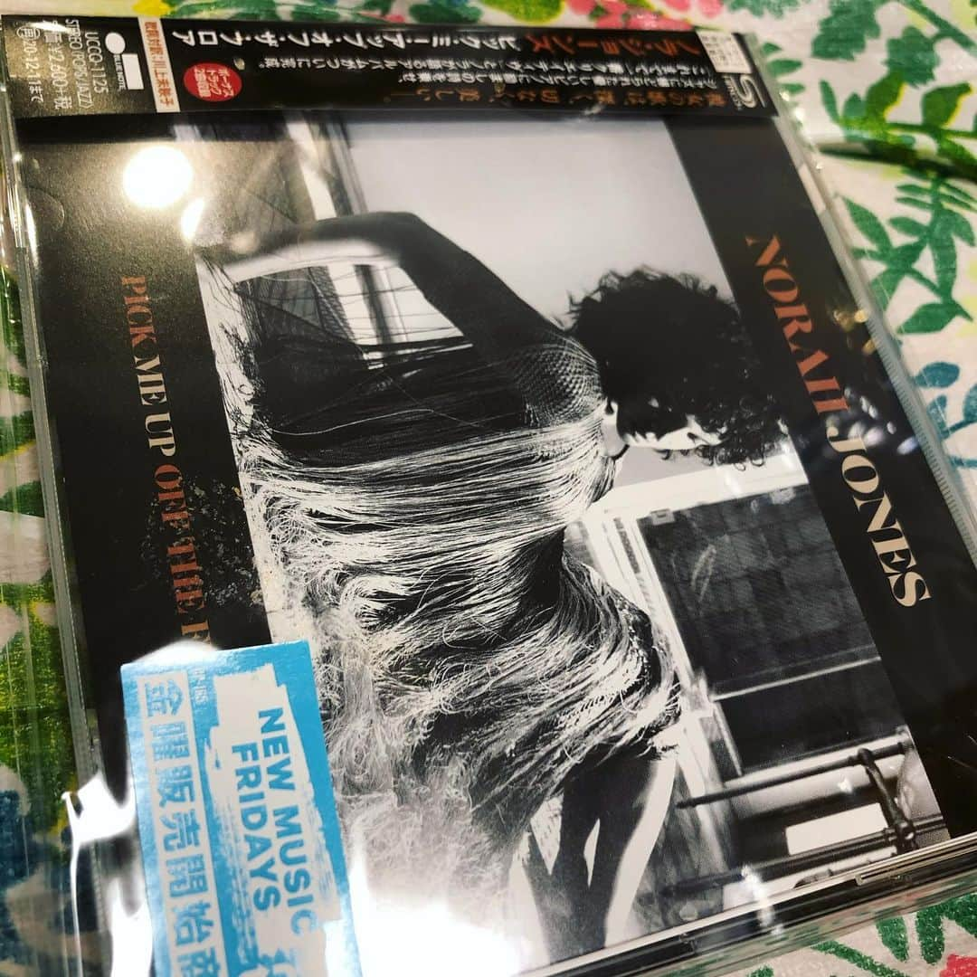 世手子さんのインスタグラム写真 - (世手子Instagram)「Are you watching? Sunday fascinated by Nora Jones✌︎('ω')✌︎ I want you to listen to the CD"PICK ME UP OFF THE FLOOR" She is really beautiful✨ @universal_international  @norahjones #ノラジョーンズ に癒された日曜日（＾ω＾） 我が子もすやすやー そういえば生後すぐに #norahjones 聴かせてたので心地よいのかね？w 2016年以来の彼女の #ベストアルバム #ピックミーアップオフザフロア はそんなに英語がわからなくても伝わる言葉が、沢山 わかりやすく余計な単語がないところが #イマジネーション を大いに広げてくれる(^_^*) @nittohblacktea.jp  #日東紅茶 の #水出しアイスティー 飲みながら心も身体も優雅に導いてくれる^_−☆ #紅茶 飲みながら #PICKMEUPOFTHEFLOOR 聴いて欲しい(^○^) わかりやすいメロディだけど #ジャズベース だから #前衛的 でかっこいい(#^.^#) #押し込めた気持ち を前に進めてくれる #希望の音楽 ٩( 'ω' )و しかも日本語の #和訳 付き ちょっと #運命的 なのが 昔イベントで酔っ払った勢いでお喋りさせていただいた #芥川賞作家 の @kawakami_mieko #川上未映子 氏だったから(覚えてくれてるかなぁwww ものすごく #ジェンダー を感じた･:*+.\(( °ω° ))/.:+ 自らの #女流 #思想 にビンビン響くw 我が子よ、いい男になれよ！  #無限アイスティー #ピーチティーローズヒップ #pr #女流画家 #女流作家  #女性シンガーソングライター  #feminist  #monipla #nittohtea_fan」7月19日 22時37分 - rojide