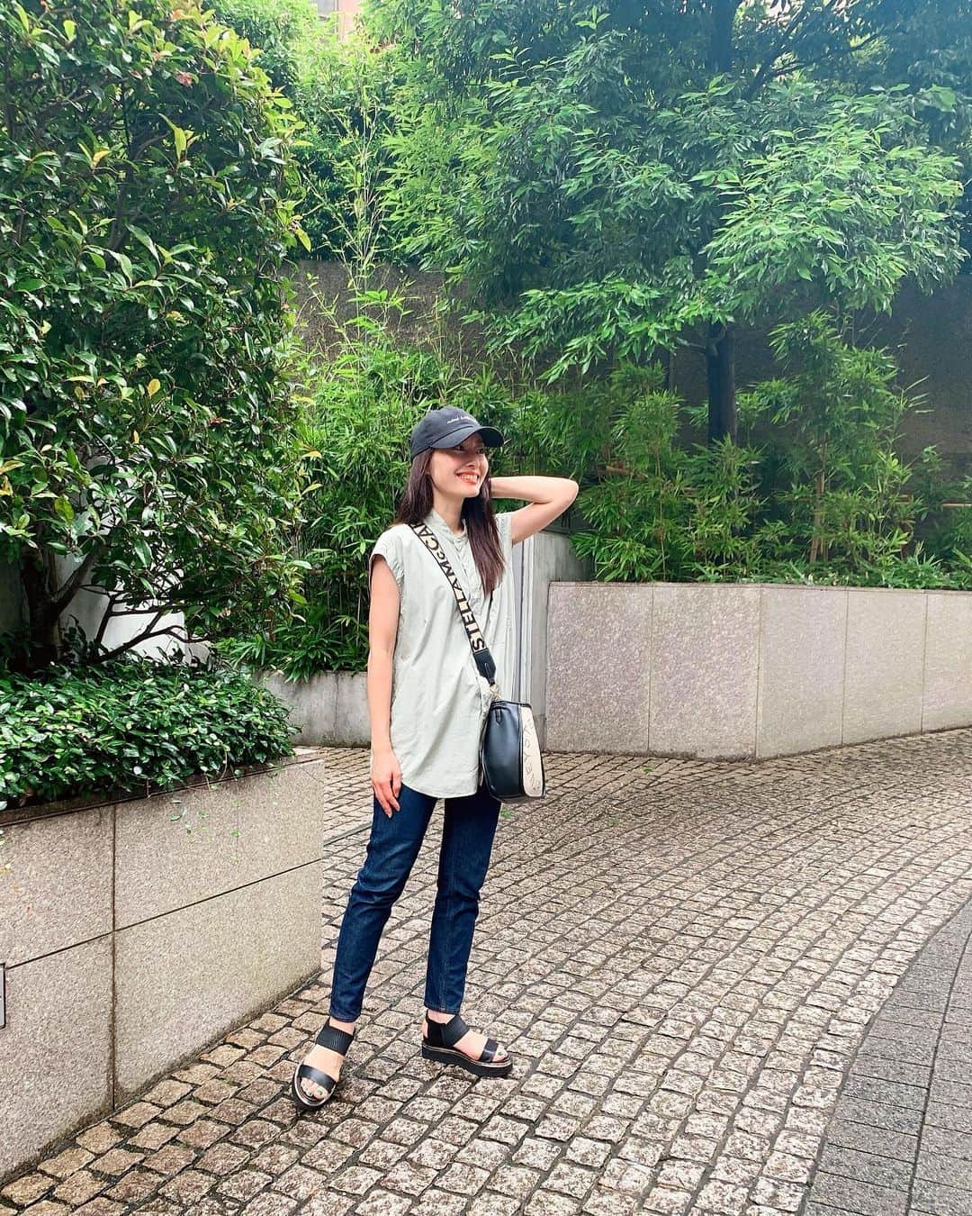 小祝麻里亜のインスタグラム：「おさんぽした時の☘朝起きて、顔洗って、キャップ被ってマスクして、朝から気持ちよかったです💞☺️ ． ． ． cap. @mikomori_official × @windandsea_wear  tops. @auralee_tokyo  denim. @acnestudios  bag. @stellamccartney  shoes. @unitednude  ． ． ．＿＿＿＿＿＿＿＿ #outfit #coordinate #look #instafashion #셀스타그램 #얼스타그램 #코디 #스타일링 #데일리 #데일리룩 #오오티디」