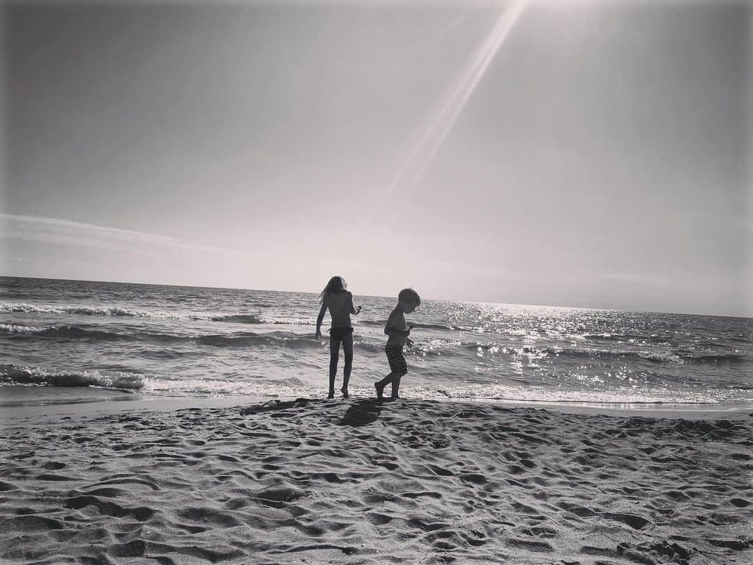 サラ・フェルバーバウムさんのインスタグラム写真 - (サラ・フェルバーバウムInstagram)「Siblings  . . . . #missingthesleepyhead #missingone #reflectionsofme #throughmyeyes」7月19日 22時45分 - sarahfelberbaum