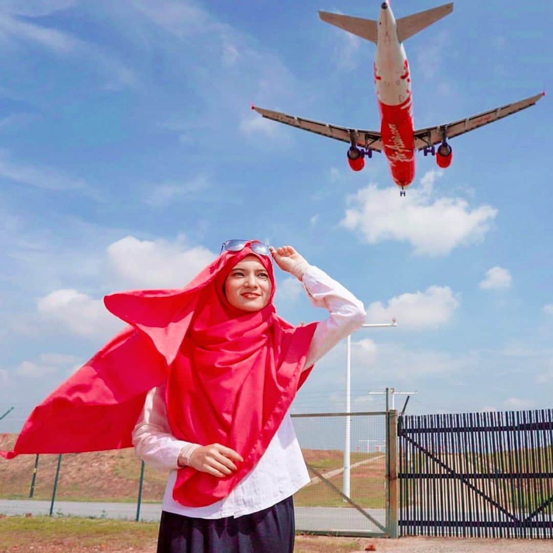 エアアジアのインスタグラム：「THIS, is it! Sharing our favourite moments from our beloved fans. ❤️✈️  Until international borders open up, let's support local businesses by traveling domestically.  Book your next adventure at AirAsia Activities via airasia.com/activities and share your experiences by tagging #airasia! (Link in our bio.)  #AirAsia #EveryoneCanFlyNow」