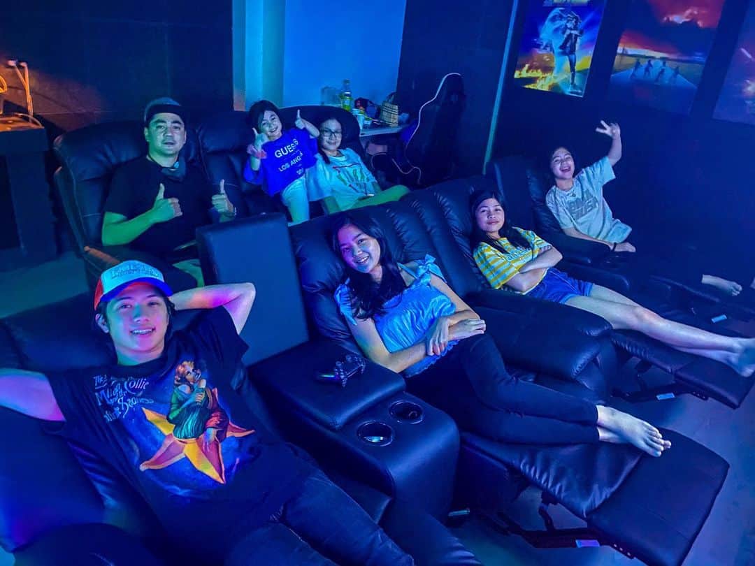 Ranz Kyleさんのインスタグラム写真 - (Ranz KyleInstagram)「Sunday Fam Day! Movie Night in our home cinema 🎥🎬 tour vlog out now in my channel! 😁👉🏻」7月19日 22時51分 - ranzkyle