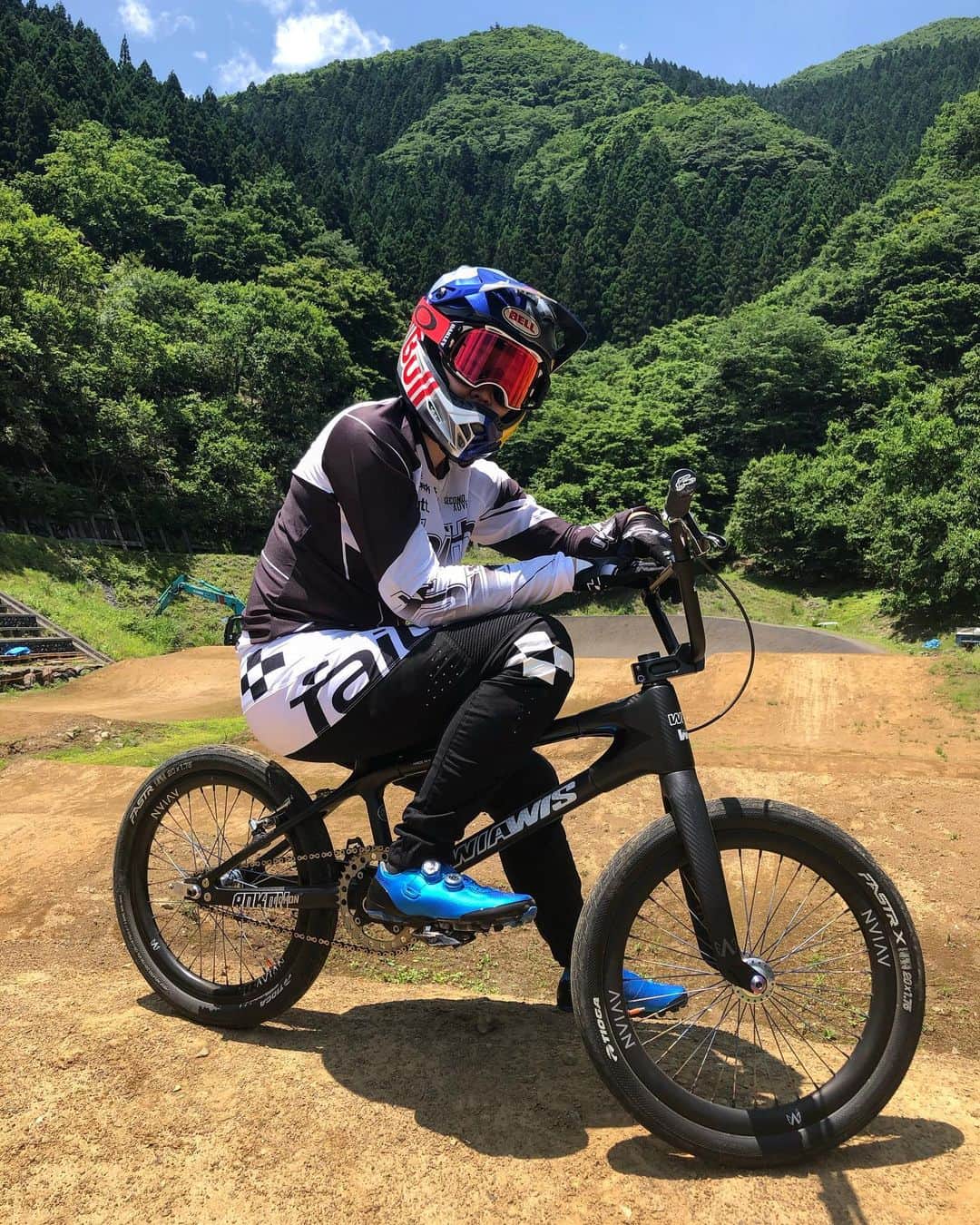 畠山紗英のインスタグラム：「Konichiwa~😆  #bmx #bmxracing #sunny #nature」