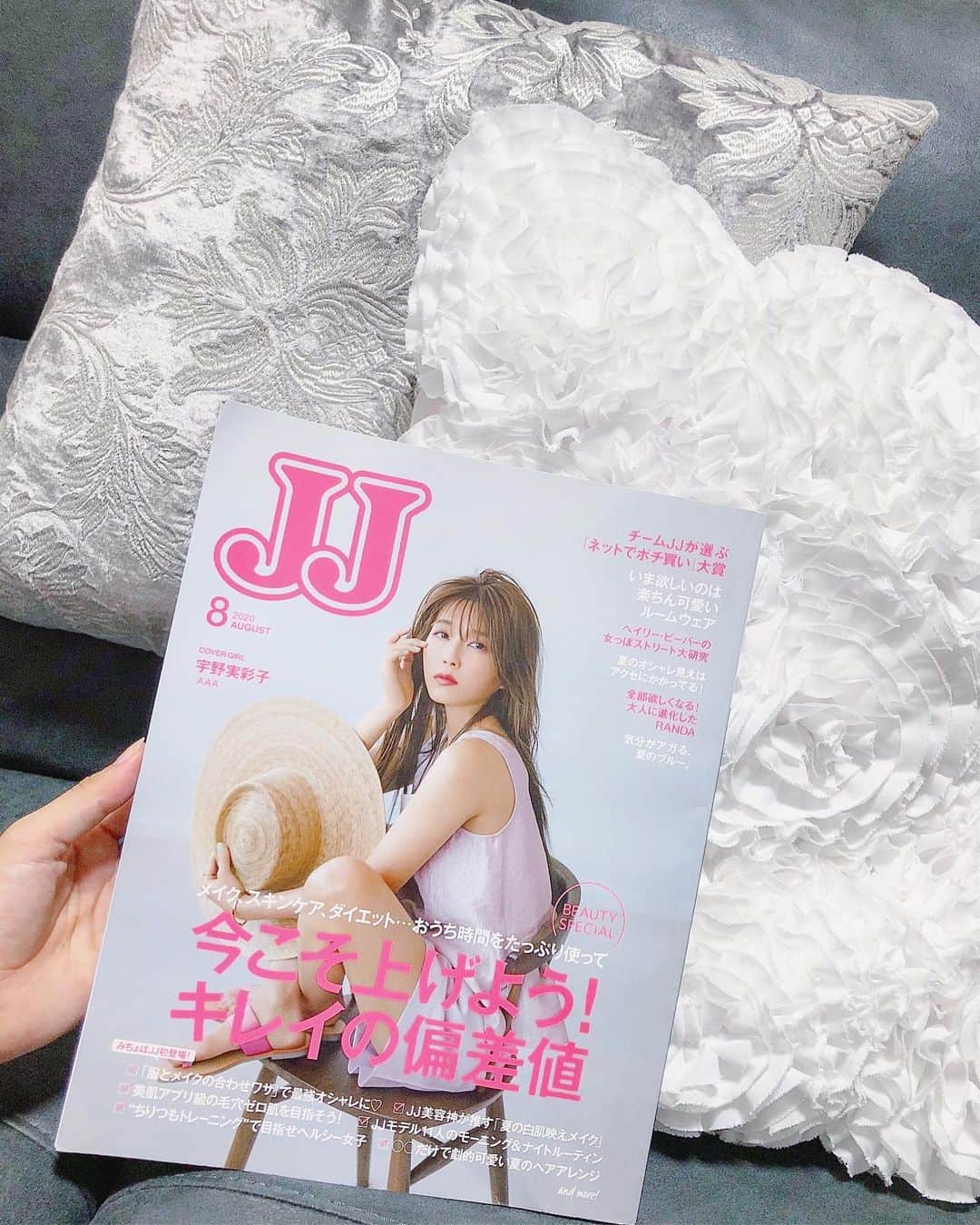 山崎春佳さんのインスタグラム写真 - (山崎春佳Instagram)「@jj_official_jj 2020年8月号♡︎ . @misako_uno_aaa さんが目印のJJ8月号は 明日まで店頭にあるはず！ なんと見開き2ページ😦❤︎Me-Momという企画にて 母娘で取材していただきました📖！ . 編集部の皆さま、ほなみん、見つけて報告をくださった皆皆さま…ありがとうございました💗 親子でこんな素敵に載せて頂くことなんてもうないだろうな、という事で親戚中で何冊も買いまくらせて頂きました！ 家宝にさせて頂きます🤣🙏🏻✨ . #me #mom #sister #jj #magazine #shooting #ミーマム」7月19日 22時55分 - haruka_yamazaki