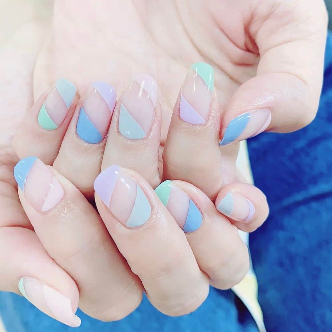 なかやまちえこのインスタグラム：「くすみパステル💫⠀ #nail #nails #nailart #ネイル #美甲 #ネイルアート  #japanesenailart #manucure #japanesenails #manicurist #gelnails #أظافر #네일아트 #미용 #vẽmóng #ngườiđẹp  #เพ้นท์เล็บ #искусствоногтя #artedeuñas #เพ้นท์เล็บเจล #ジェルネイルデザイン #ネイルデザイン #senikuku #nagelkunst #くすみネイル #くすみパステル お色はBetty gel Rカラーから。⠀ 施術は @aby_sharenail にて。」