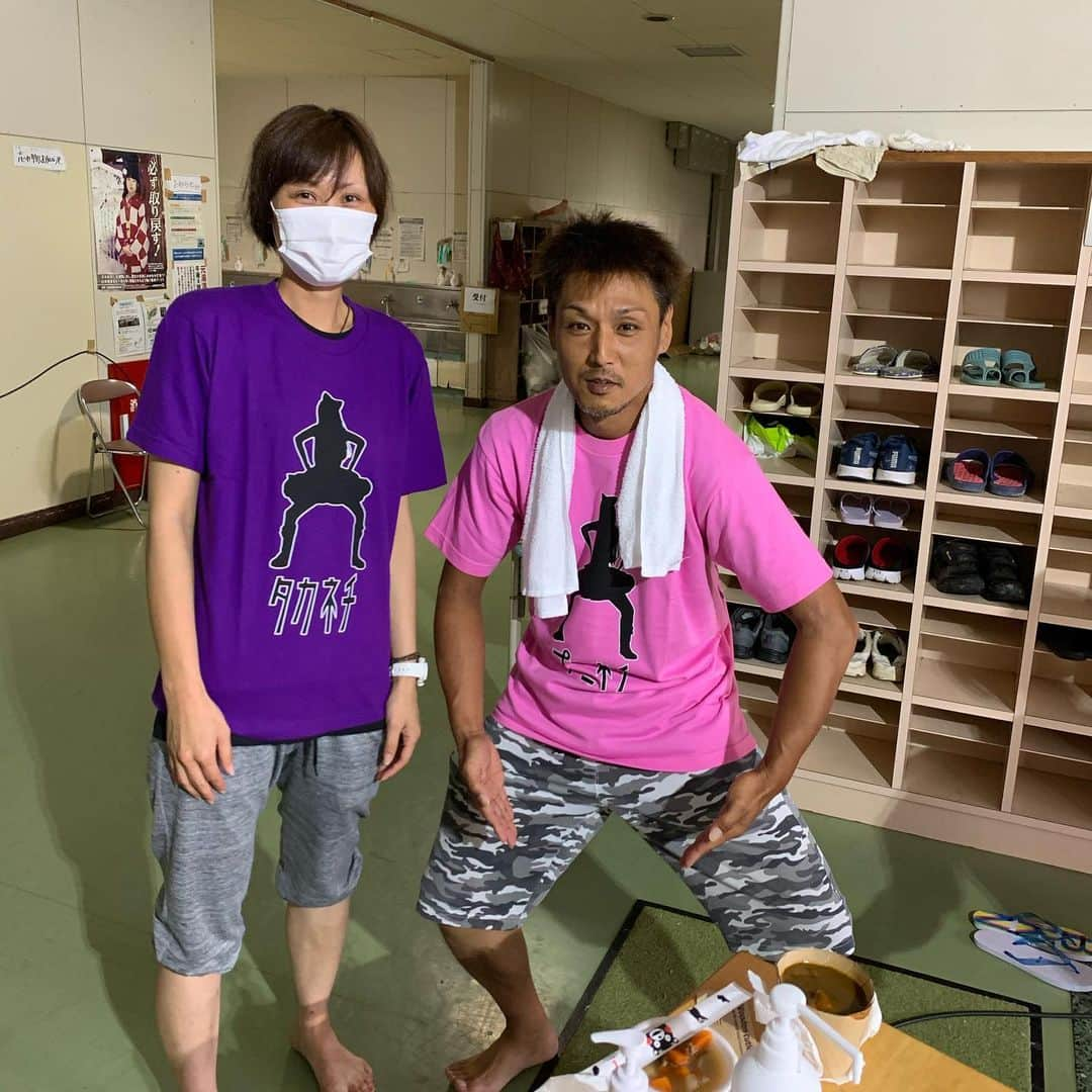 巻誠一郎さんのインスタグラム写真 - (巻誠一郎Instagram)「球磨村の避難所である人吉第一中学校へ本日は炊き出しへ。  今日はカレー、豚汁、かき氷にえがおさんの青汁、塩アメやももクロさんとたけしさんのコラボTシャツなどを準備させていただきました。  この避難所は今回の災害で最も酷い地域の一つです。  家が土砂で半分以上埋まった方は、私はまだ良い方と言われるくらい本当に被害が甚大な地域の皆さんでした。  避難されてから、初めて温かい物食べたと大変喜んでいただきました。  本当に毎日毎日、朝から夜まで作業して、クタクタで避難所へ帰って冷たいお弁当は辛いです。  少しでも作業の疲れを吹き飛ばしていただけたらとの思いでした。  今回も熊本地震から継続的に支援をお手伝いしてくださってる「花つぼみ」さんが朝9時〜夜8時まで全面的に支援してくださりました！  青汁の提供も熊本地震の時から引き続き「えがお」さん、かき氷は三松物流システムさん、ももクロTシャツは無法松さん、塩アメは東宝ホームさんからそれぞれ提供いただきました！  途中にはオンガネジャパンの岡本社長にもお世話になり、、、  帰りには本当に沢山の皆さんが、避難所から出てきていただき涙をながしながら喜んでいただき、僕も胸がいっぱいになりました。  こうやってみんなで支え合い寄り添いながら一歩ずつ前に進んで行かないとなと改めて感じさせられる1日となりました。  まだまだ、これから先が長い復興です。  継続的に皆さんのところへ伺います！  #炊き出し #カレー #豚汁 #かき氷 #えがおの青汁 #花つぼみ  #えがお #東宝ホーム #災害復興支援プロジェクト #ももクロ #コマネチ#ビートたけし #ユアアクション #クラウドファンディング #マクアケ #巻誠一郎」7月19日 23時03分 - makiseiichiro9