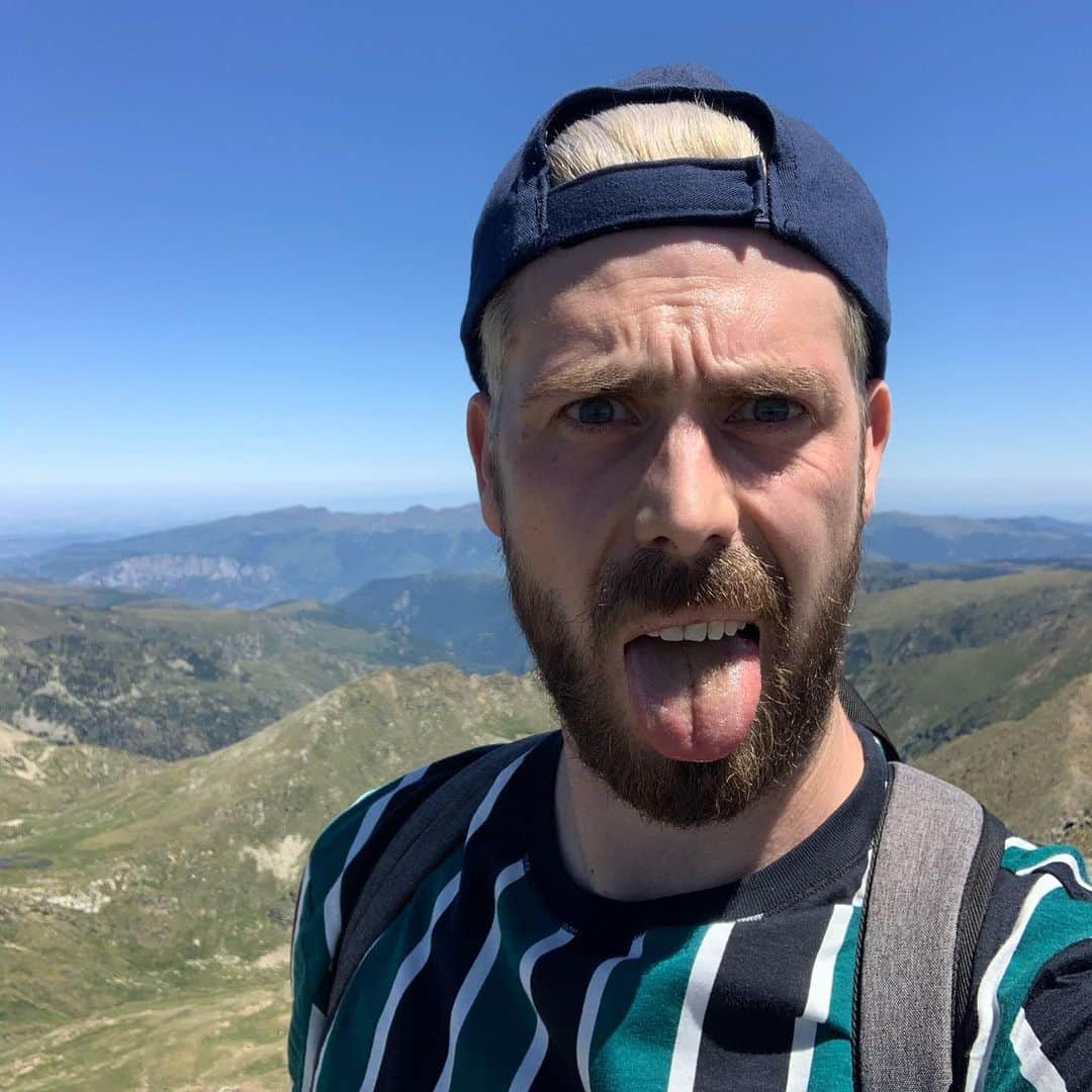 ニール・ブラウンのインスタグラム：「Made it to the top!! Absolutely worth it the view was amazing AF! #instamood #instapic #hiking #picoftheday #pyrenees #picdelaserrera #wonder #landscape #beauty #gorgeous #view #mountains #instagay #gay #lgbt #followme #instafollow #dayoff #friends #andorra #coach #coachinglife」