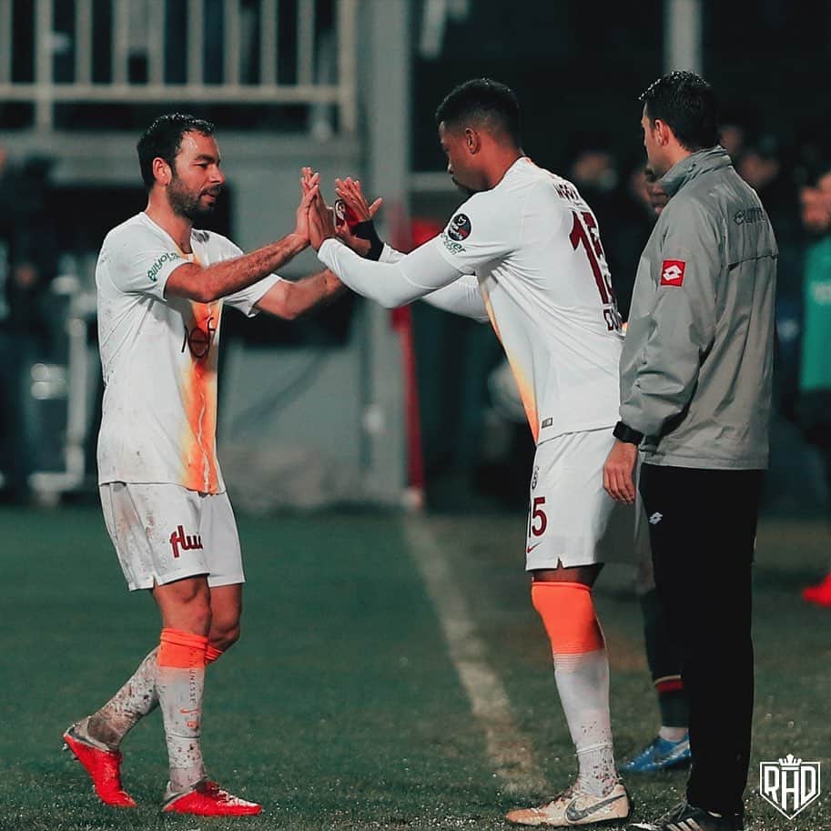 のインスタグラム：「If your actions inspire others to dream more, learn more, do more and become more, you are a leader Al those things what inspired me from the first time that I played against u I felt that u inspired me to dream more about championship’s  to learn more about the game and live as a soccer player from Galatasaray U showed me to stand up and push the team more in every aspect I just wanna say Thank u for all enjoyable years that I play against u and definitely played with u  seni seviyurum Seli aka Capi ❤️」
