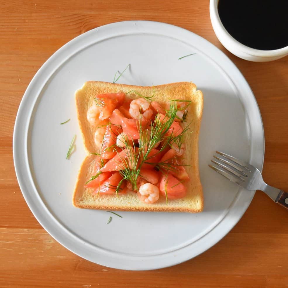 山崎佳のインスタグラム：「Today’s breakfast.エビ、トマト、ディル。 久しぶりに晴れて公園。縄跳びに鬼ごっこ、マスクしてるだけでほんと辛い…。この夏、子どもとどう遊ぼうかな。」