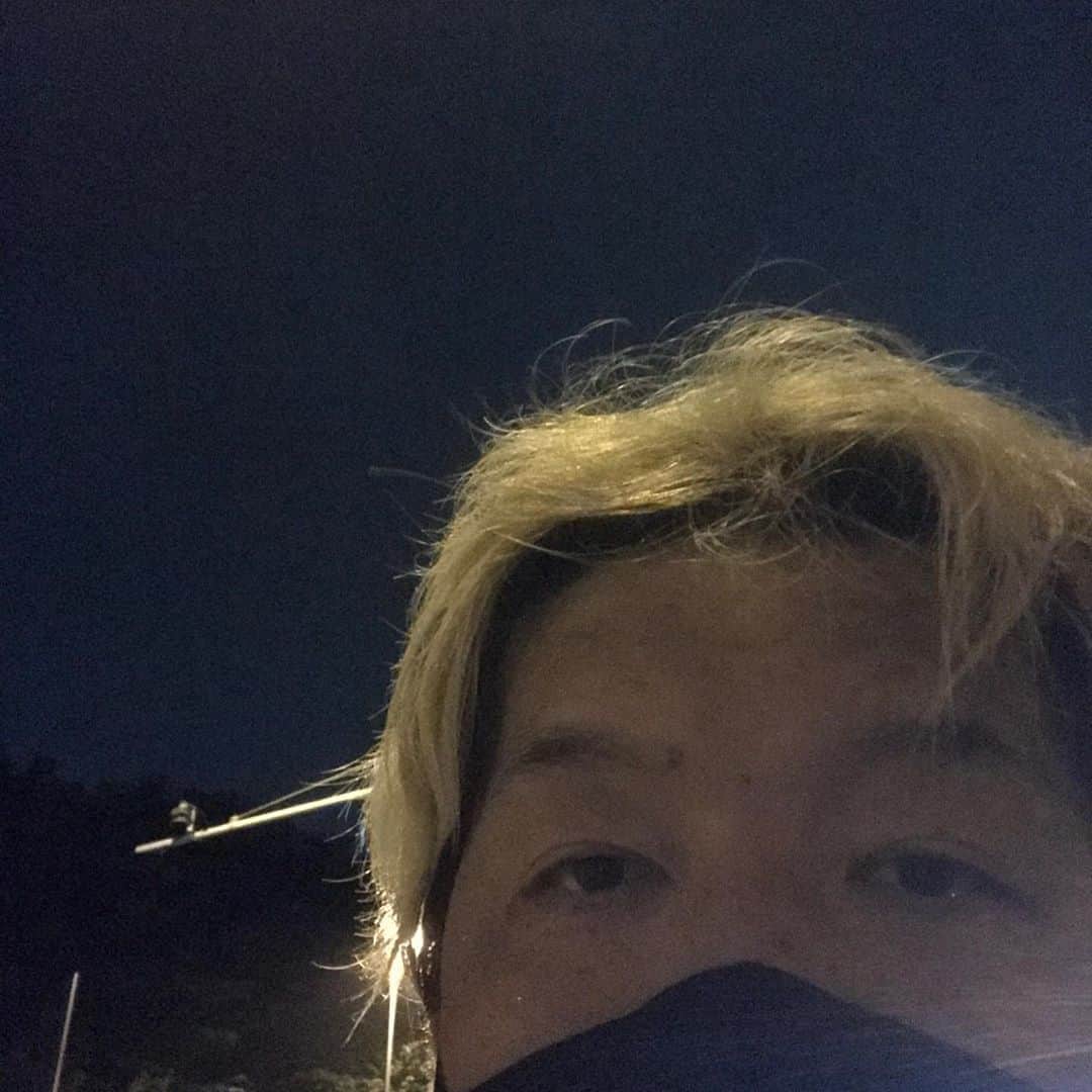 石川修司のインスタグラム：「夜のウォーク&ラン  紅蓮華唄います。」