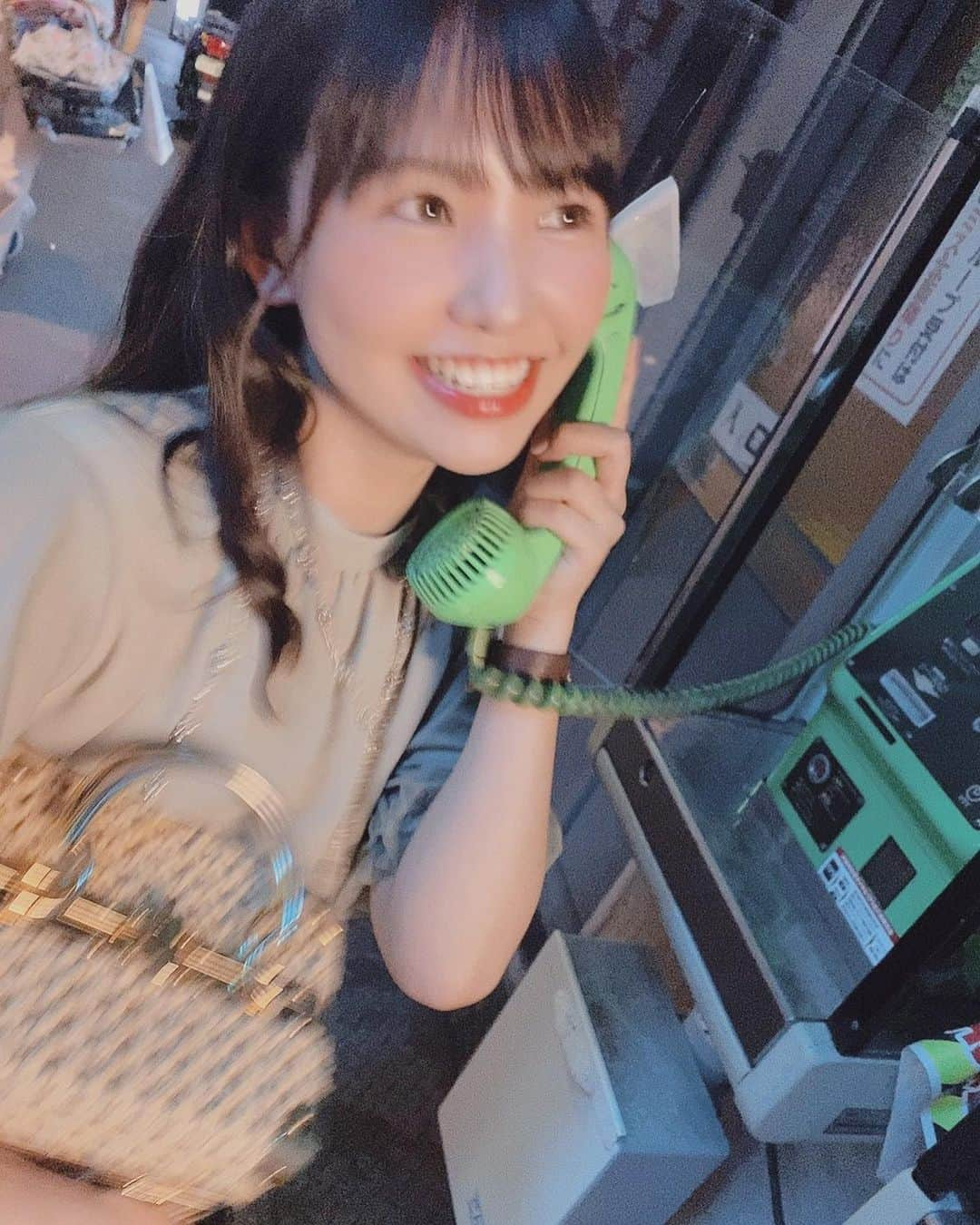 本郷柚巴さんのインスタグラム写真 - (本郷柚巴Instagram)「callmebabyの気分で撮ってみた📞 ・ ・ 気分はcarlyraeiepsenさん☺️ ・ ・ ふざけたインスタを載せてみるのもいいですよね🤍🖤 ・ ・ ・ ふざけた写真ばかりじゃ怖いので最後の1枚は保険 ・ ・ ・ ・ #古着  #古着女子 #nmb48  #本郷柚巴  #carlyraejepsen さん #sneakers  #converse」7月19日 23時40分 - h.yuzuha_0112