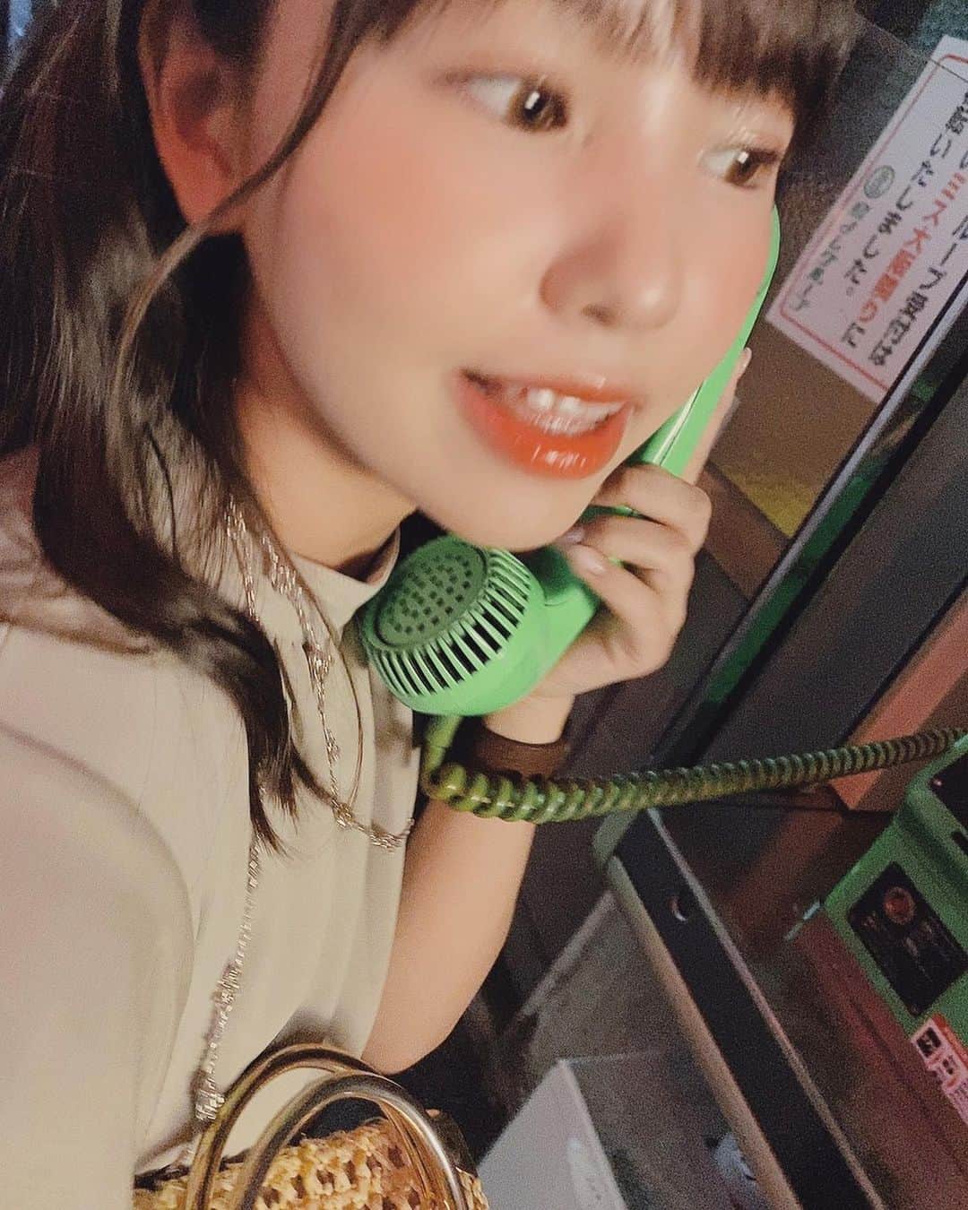 本郷柚巴のインスタグラム：「callmebabyの気分で撮ってみた📞 ・ ・ 気分はcarlyraeiepsenさん☺️ ・ ・ ふざけたインスタを載せてみるのもいいですよね🤍🖤 ・ ・ ・ ふざけた写真ばかりじゃ怖いので最後の1枚は保険 ・ ・ ・ ・ #古着  #古着女子 #nmb48  #本郷柚巴  #carlyraejepsen さん #sneakers  #converse」