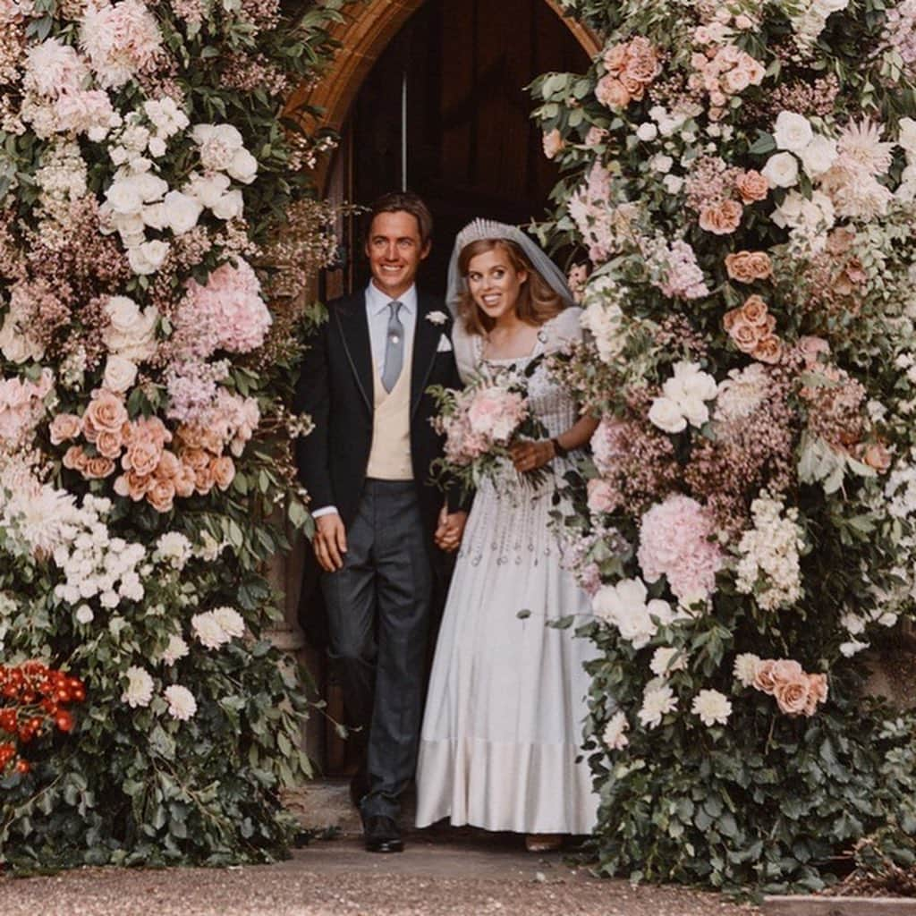 Primer Impactoさんのインスタグラム写真 - (Primer ImpactoInstagram)「👰🏻 Imágenes de la boda de la princesa Beatriz de York en el palacio de #Buckingham.  La hija mayor del príncipe Andrés de Inglaterra, nieta de la reina #IsabelII, se casó con su prometido, el italiano #EdoardoMapelliMozzi.  Fue una ceremonia íntima ocurrida el viernes en la capilla de Todos los Santos en el castillo de Windsor.  En la segunda fotografía se ve a los recién casados junto a los abuelos de la novia, la reina Isabel II y el duque de Edimburgo.  Fotos: EFE/EPA/Benjamin Wheeler.  #PrimerImpacto.」7月19日 23時35分 - primerimpacto