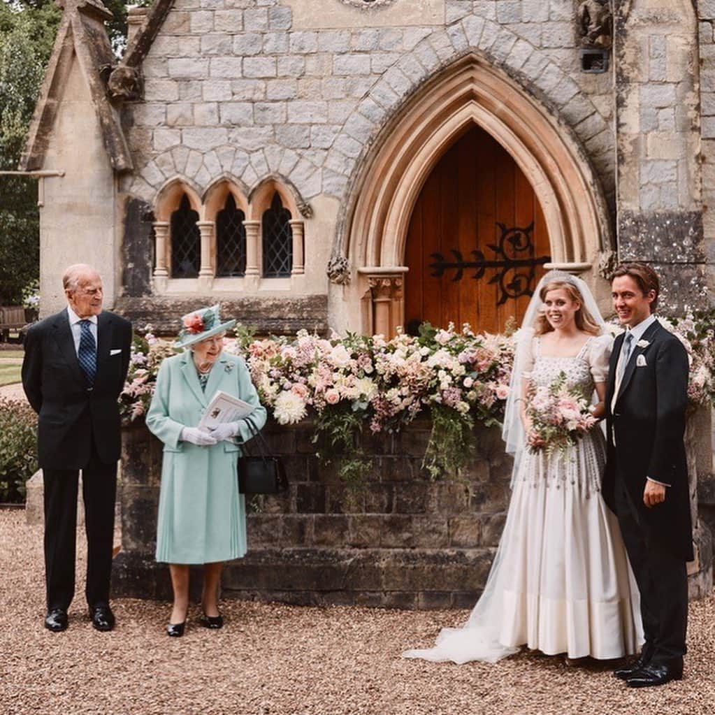 Primer Impactoさんのインスタグラム写真 - (Primer ImpactoInstagram)「👰🏻 Imágenes de la boda de la princesa Beatriz de York en el palacio de #Buckingham.  La hija mayor del príncipe Andrés de Inglaterra, nieta de la reina #IsabelII, se casó con su prometido, el italiano #EdoardoMapelliMozzi.  Fue una ceremonia íntima ocurrida el viernes en la capilla de Todos los Santos en el castillo de Windsor.  En la segunda fotografía se ve a los recién casados junto a los abuelos de la novia, la reina Isabel II y el duque de Edimburgo.  Fotos: EFE/EPA/Benjamin Wheeler.  #PrimerImpacto.」7月19日 23時35分 - primerimpacto