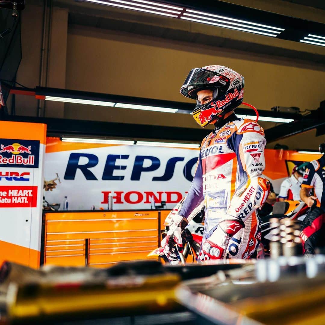 レプソル・ホンダのインスタグラム：「A fall at Turn 3 while fighting for the podium has resulted in a broken right humerus for @marcmarquez93, who will travel to Barcelona for surgery.  We wish Marc a speedy recovery and will have further updates soon.」
