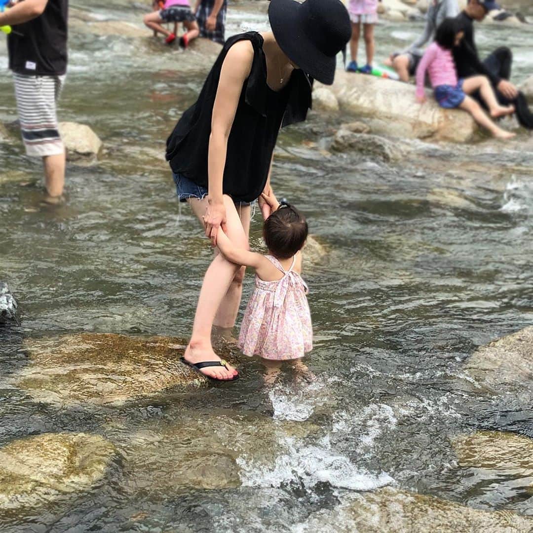 田中涼子のインスタグラム：「久々の真夏日☀︎˚✧₊⁎⁎⁺˳✧༚﻿ ﻿ 急遽川遊びしてきたけど﻿ アウトドア好きなのに川遊びは初めてで、、﻿ 熱中症対策や虫対策考えてたら﻿ あれもこれも、で荷物の準備だけでお昼になりました。笑﻿ ﻿ ﻿ 大荷物はほぼ使わずだったけど﻿ ビーサンは滑って脱げてダメだったなぁ。﻿ ﻿ みなさんが履いてた靴みたいなやつを買おう!﻿ ﻿ ﻿ 思ってたより流れ強くてグングン進んでいく娘がつまづかないか、ずっとヒヤヒヤ!﻿ また梅雨明けたらリベンジしたいから﻿ 川遊びやキャンプオススメグッズ教わりたいなぁ。  #川遊び #バーベキュー #アウトドア」