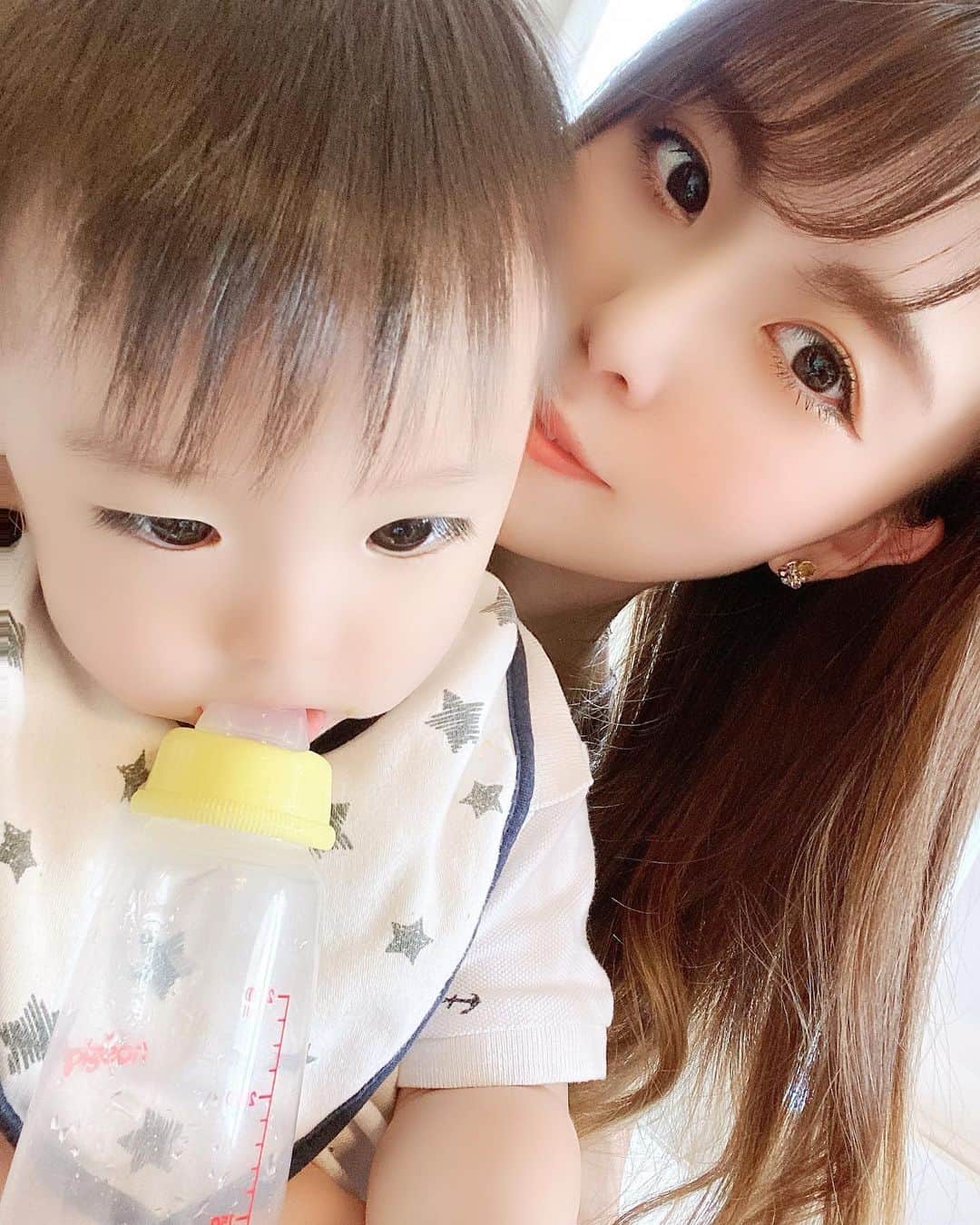 Momoeのインスタグラム：「. .  人見知りぼーず🔅 打ち解けるのに時間かかりすぎて だいたいバイバイの時に仲良くなる🔅 そして次会った時はリセット🔅笑 . . #happy #家事 #育児 #family #家族 #boy #smile #男の子 #息子 #code #love #lucky #kids #子供 #thankyou #宝物 #ベビー #fashion #follow #心 #縁 #パパ #ママ #家族写真 #男の子ママ #赤ちゃん写真 #photo #子育て #1歳 #flower」