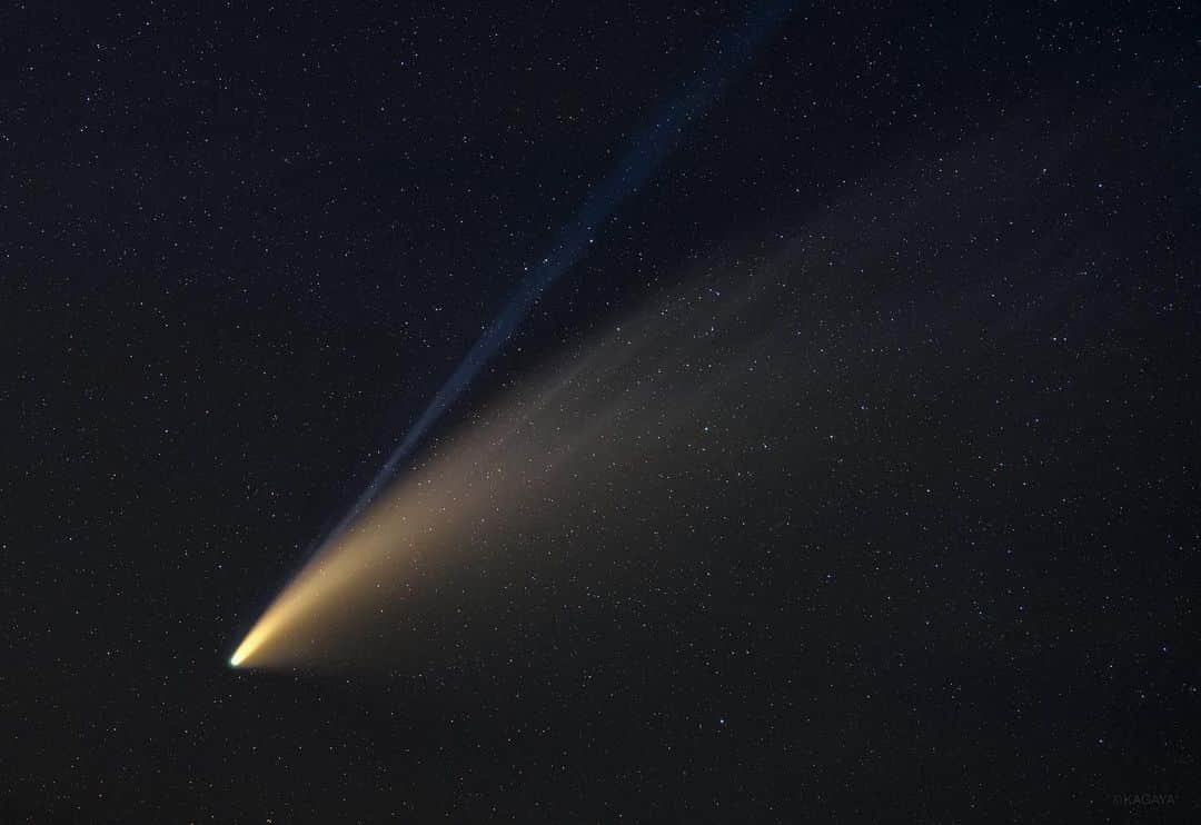 KAGAYAさんのインスタグラム写真 - (KAGAYAInstagram)「望遠レンズを使って撮影したネオワイズ彗星です。 2種類の尾が写っています。 やや曲がって黄色っぽく写ったのが塵でできた尾（ダストテイル）。 真っ直ぐ青白く伸びるのがイオンの尾（イオンテイル）です。 （先日撮影） #星空 #ネオワイズ彗星」7月19日 23時44分 - kagaya11949